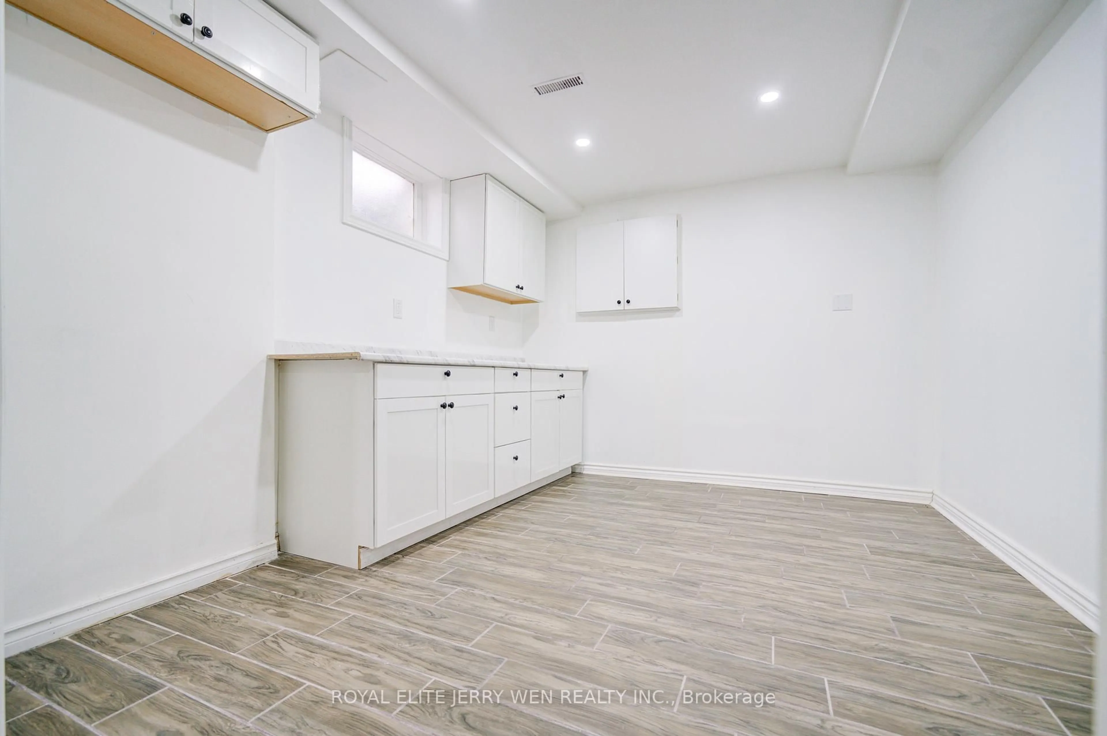 A pic of a room for 8 Deerfield Crt, Whitby Ontario L1N 5V1