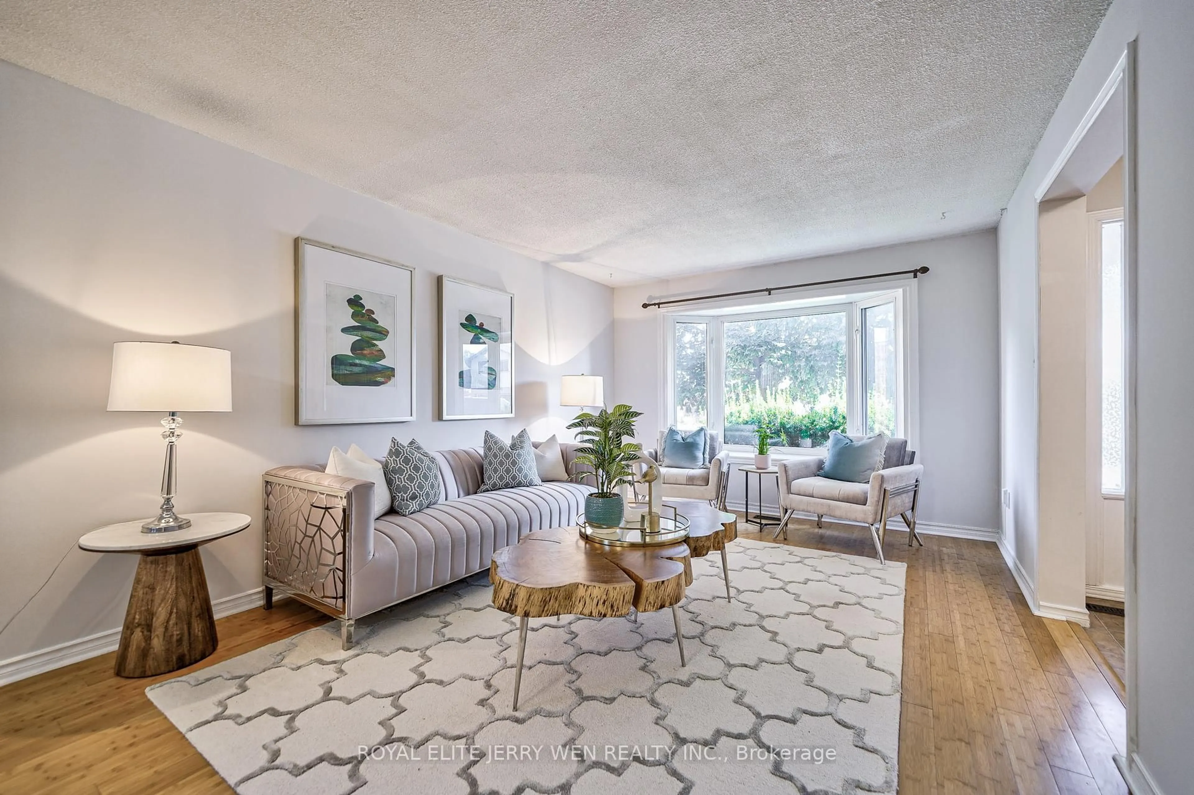 Living room with furniture, unknown for 8 Deerfield Crt, Whitby Ontario L1N 5V1