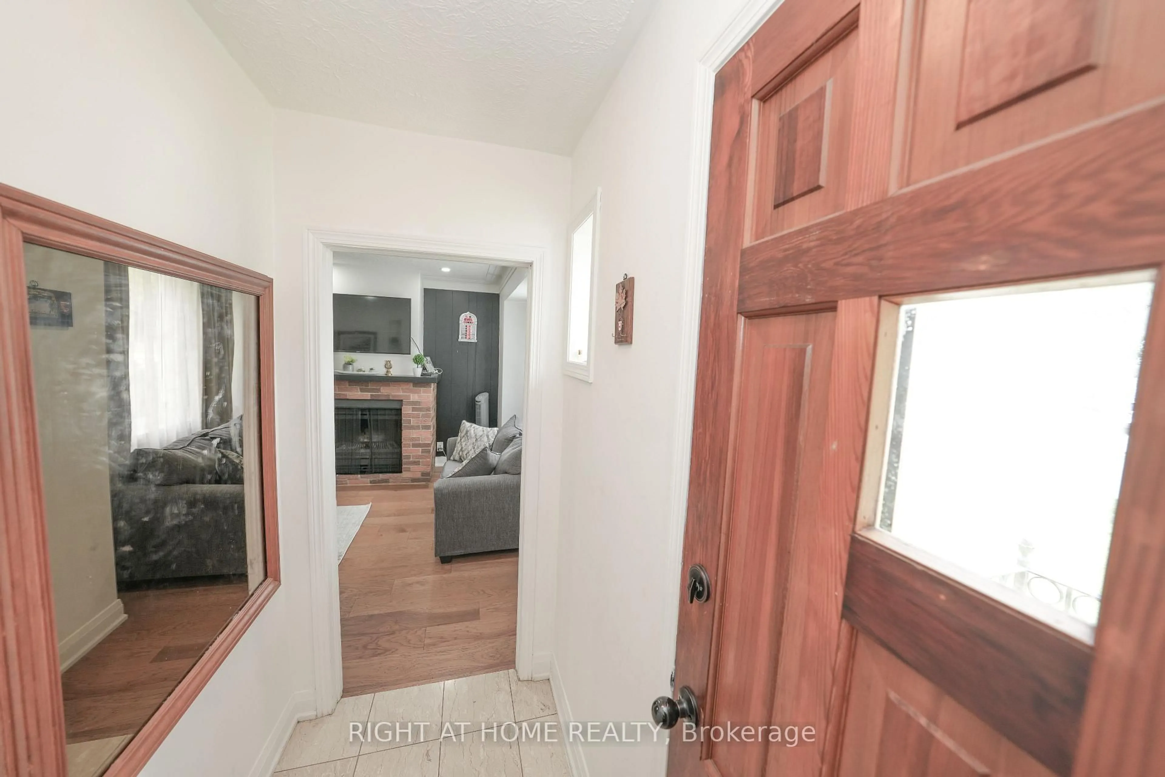 Indoor entryway for 53 Cree Ave, Toronto Ontario M1M 1Z7