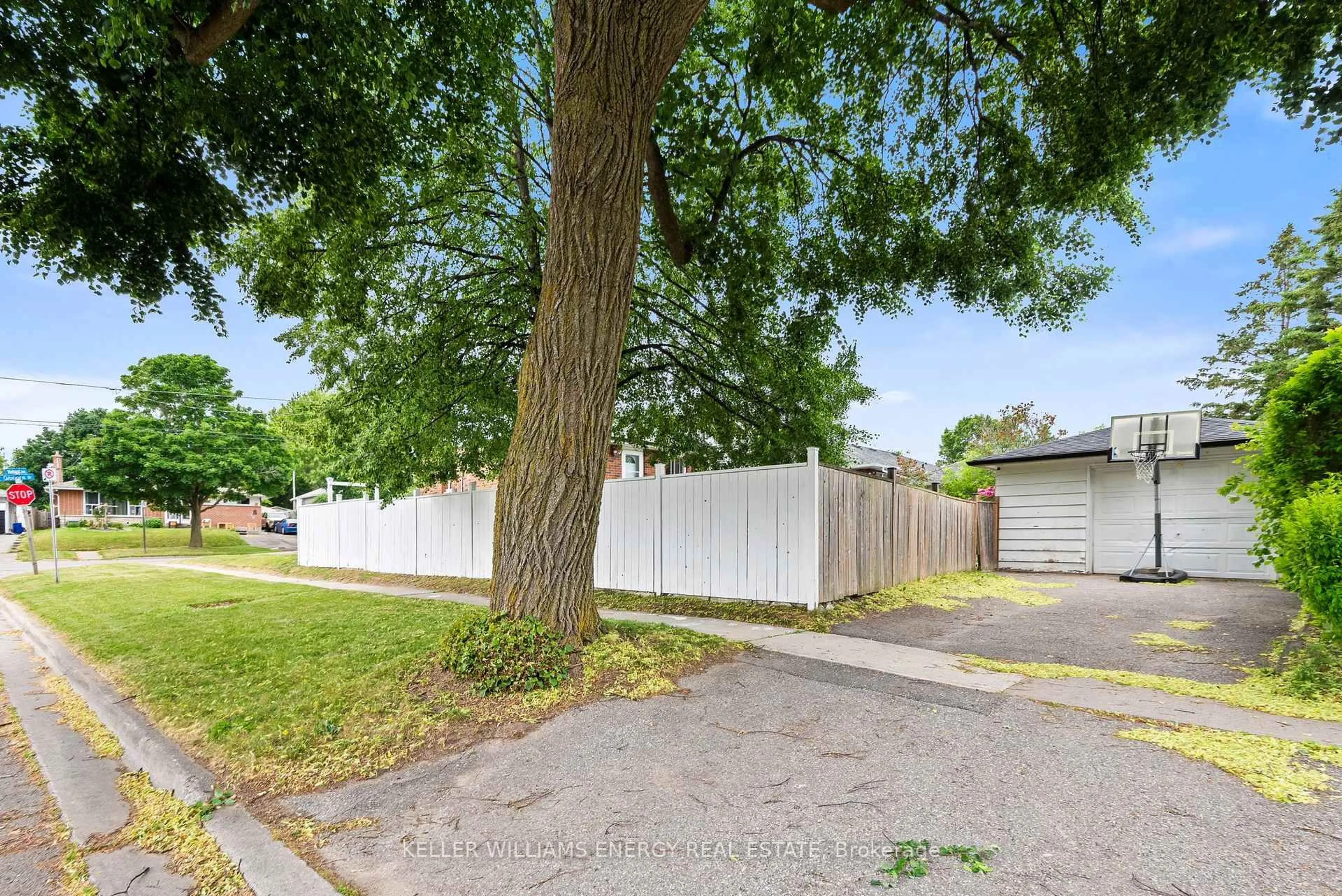 A pic from outside/outdoor area/front of a property/back of a property/a pic from drone, street for 569 Gibbons St, Oshawa Ontario L1J 4Z7
