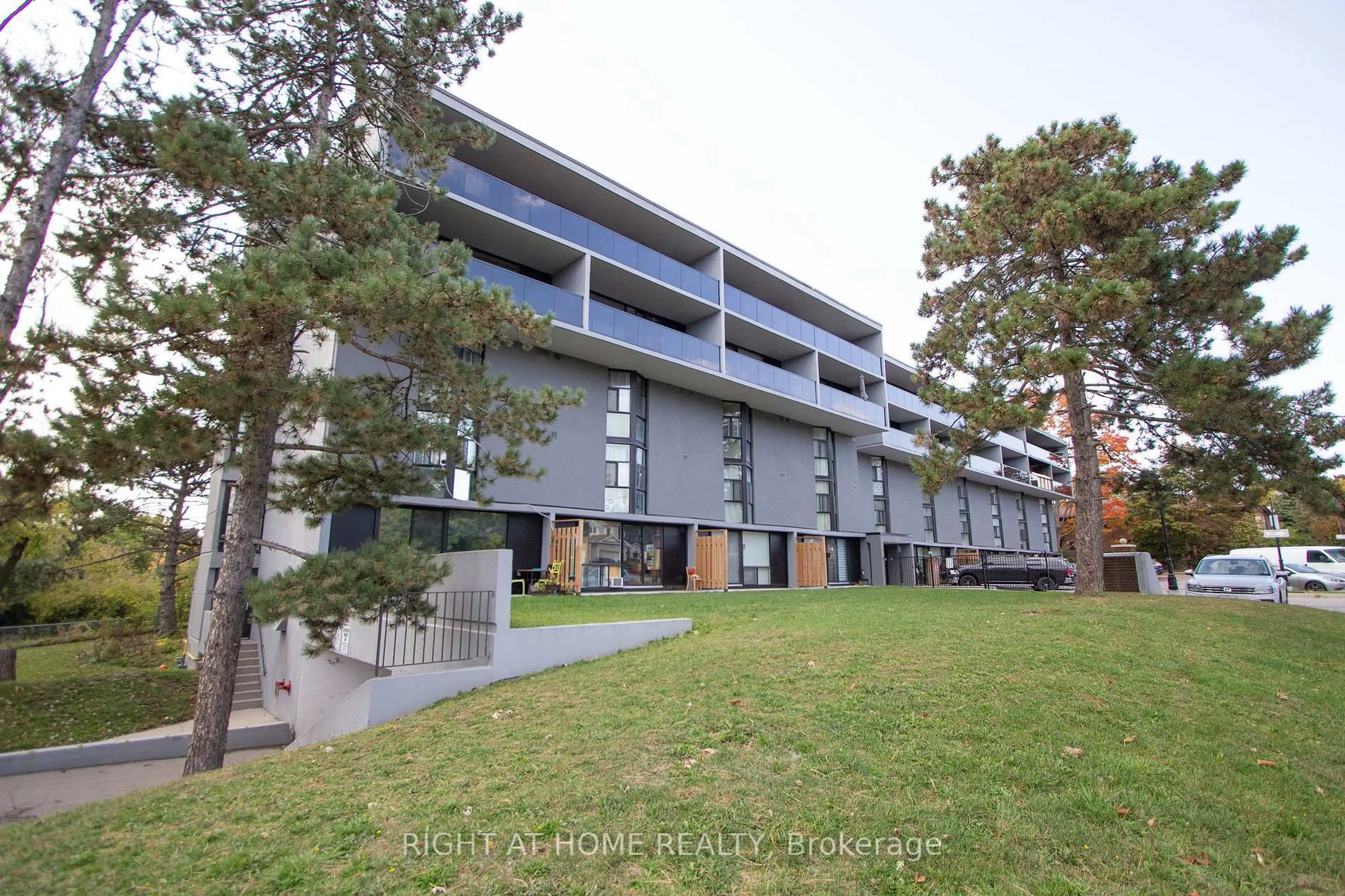 A pic from outside/outdoor area/front of a property/back of a property/a pic from drone, building for 454 Centre St #110, Oshawa Ontario L1H 4C2