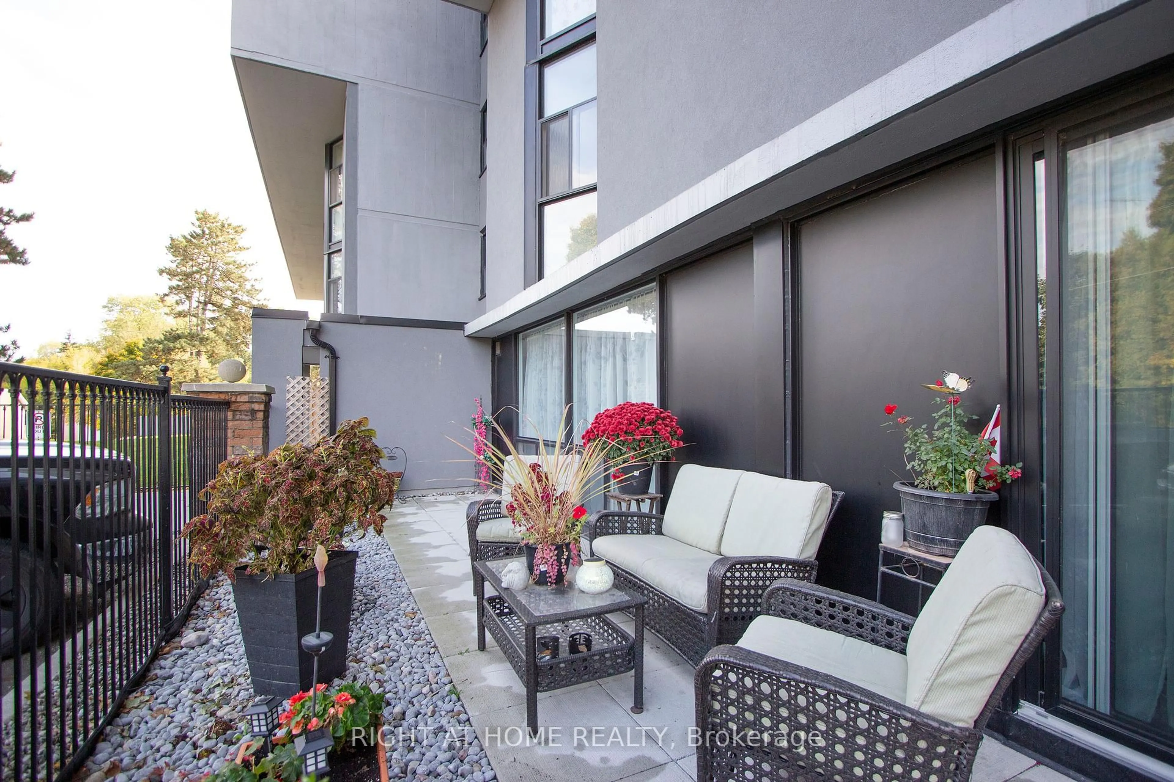Patio, street for 454 Centre St #110, Oshawa Ontario L1H 4C2