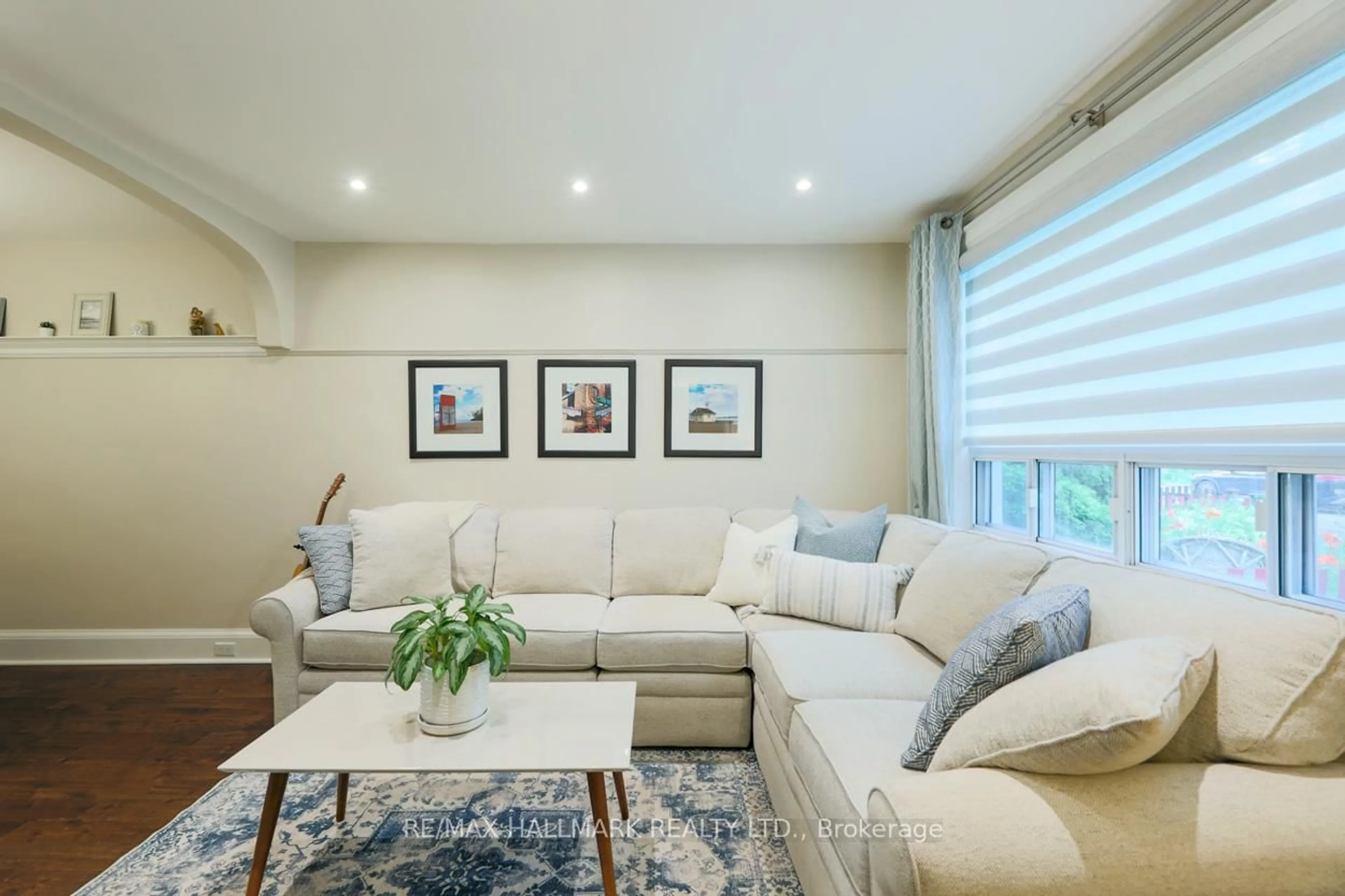 Living room with furniture, unknown for 321 Victoria Park Ave, Toronto Ontario M4E 3S7