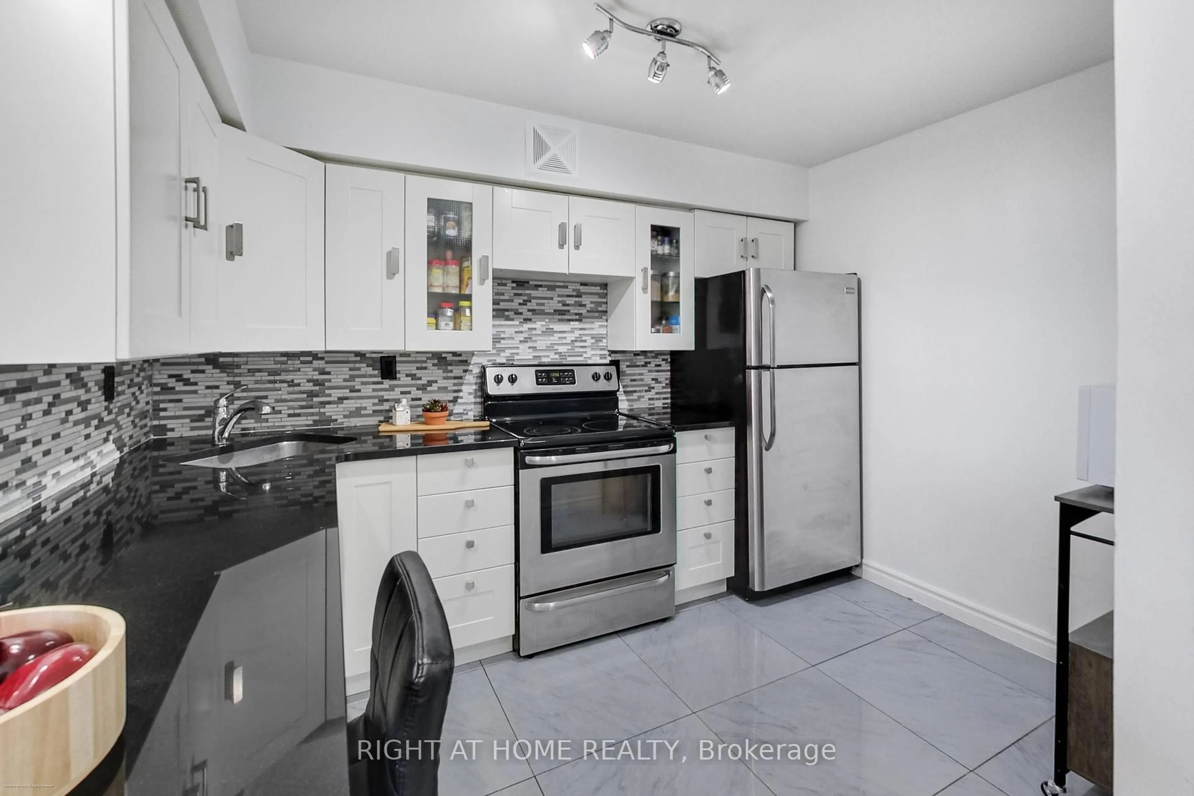 Standard kitchen, ceramic/tile floor for 4 Park Vista #1109, Toronto Ontario M4B 3M8