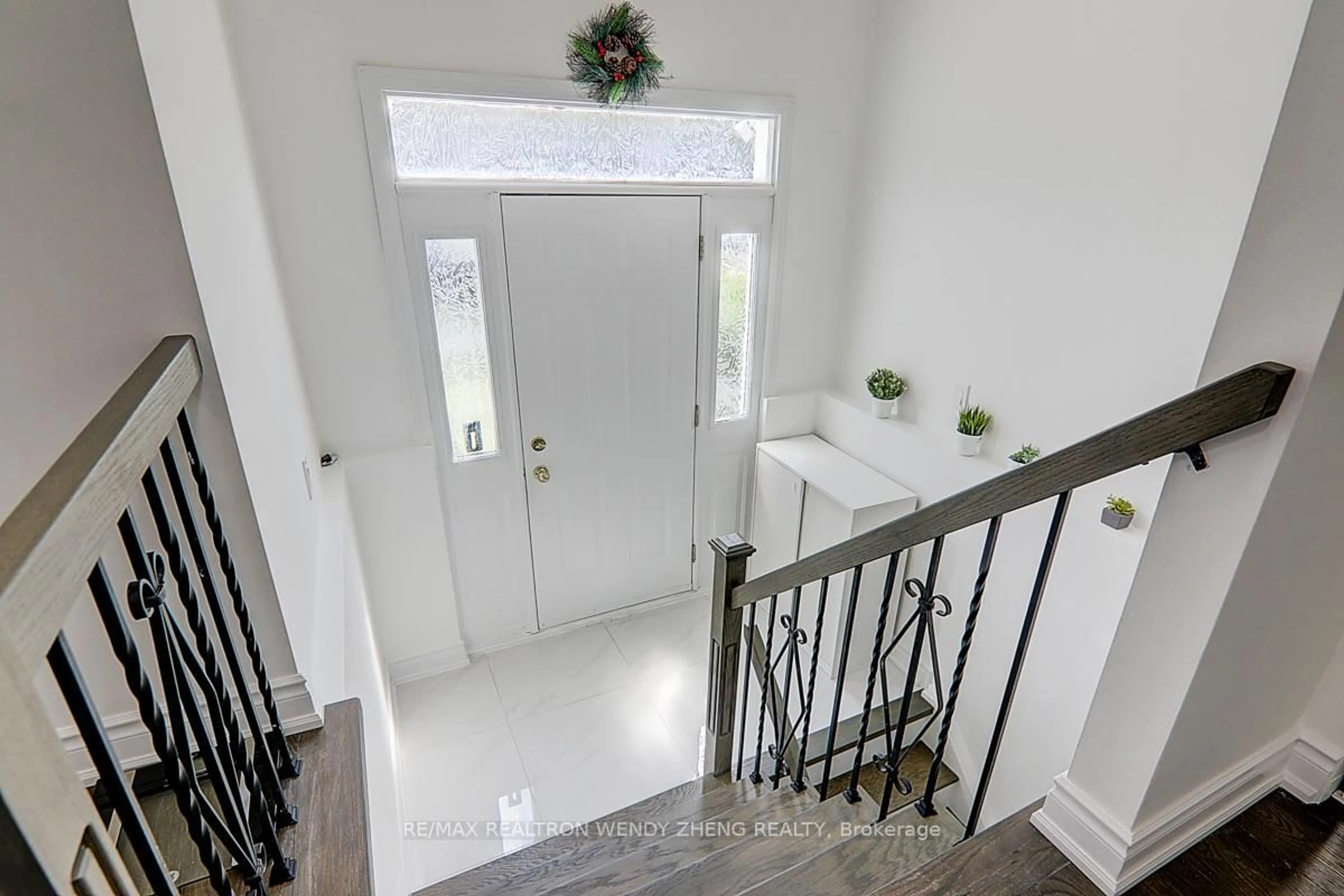 Indoor entryway for 52 Baylawn Dr, Toronto Ontario M1S 3M3