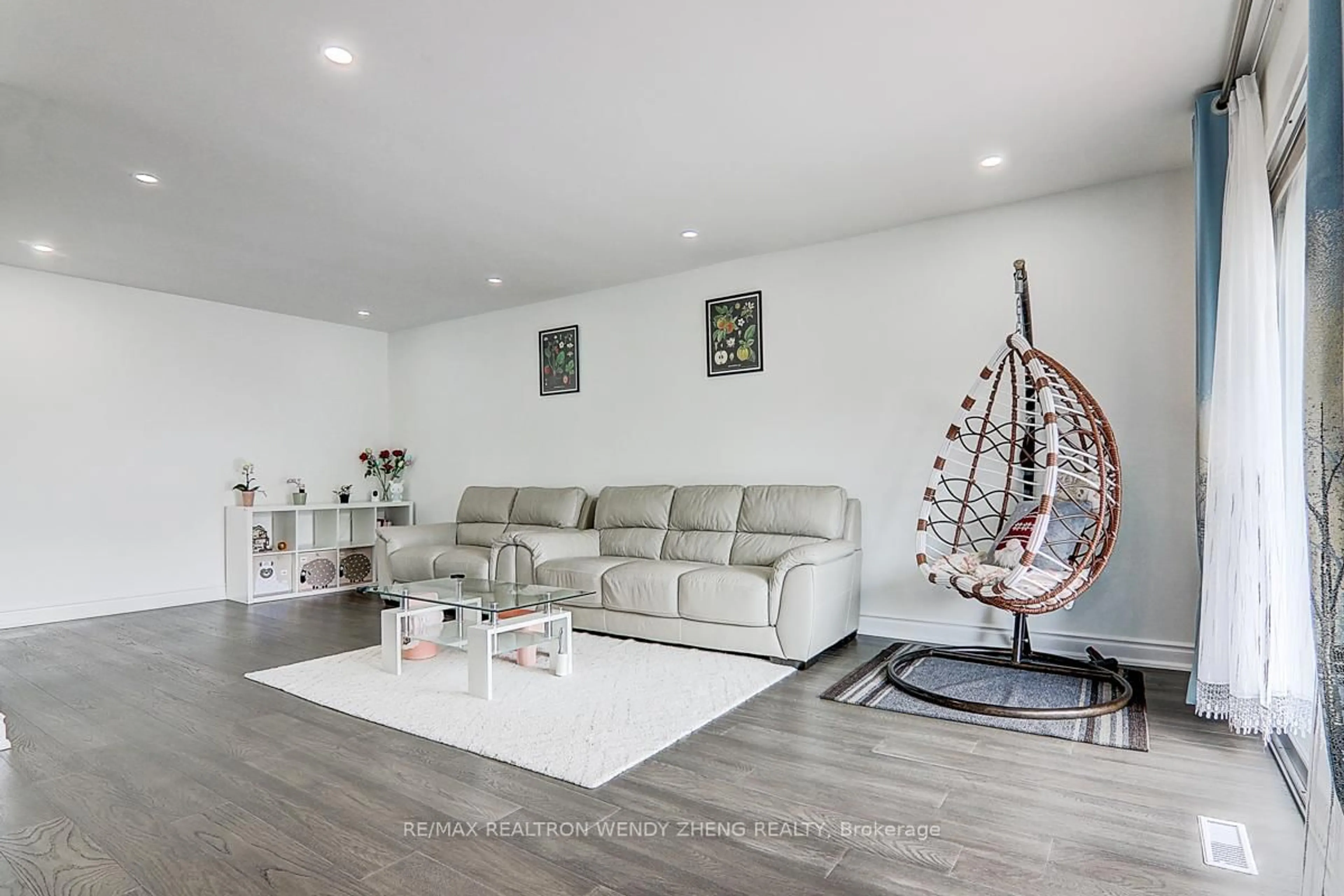 Living room with furniture, wood/laminate floor for 52 Baylawn Dr, Toronto Ontario M1S 3M3