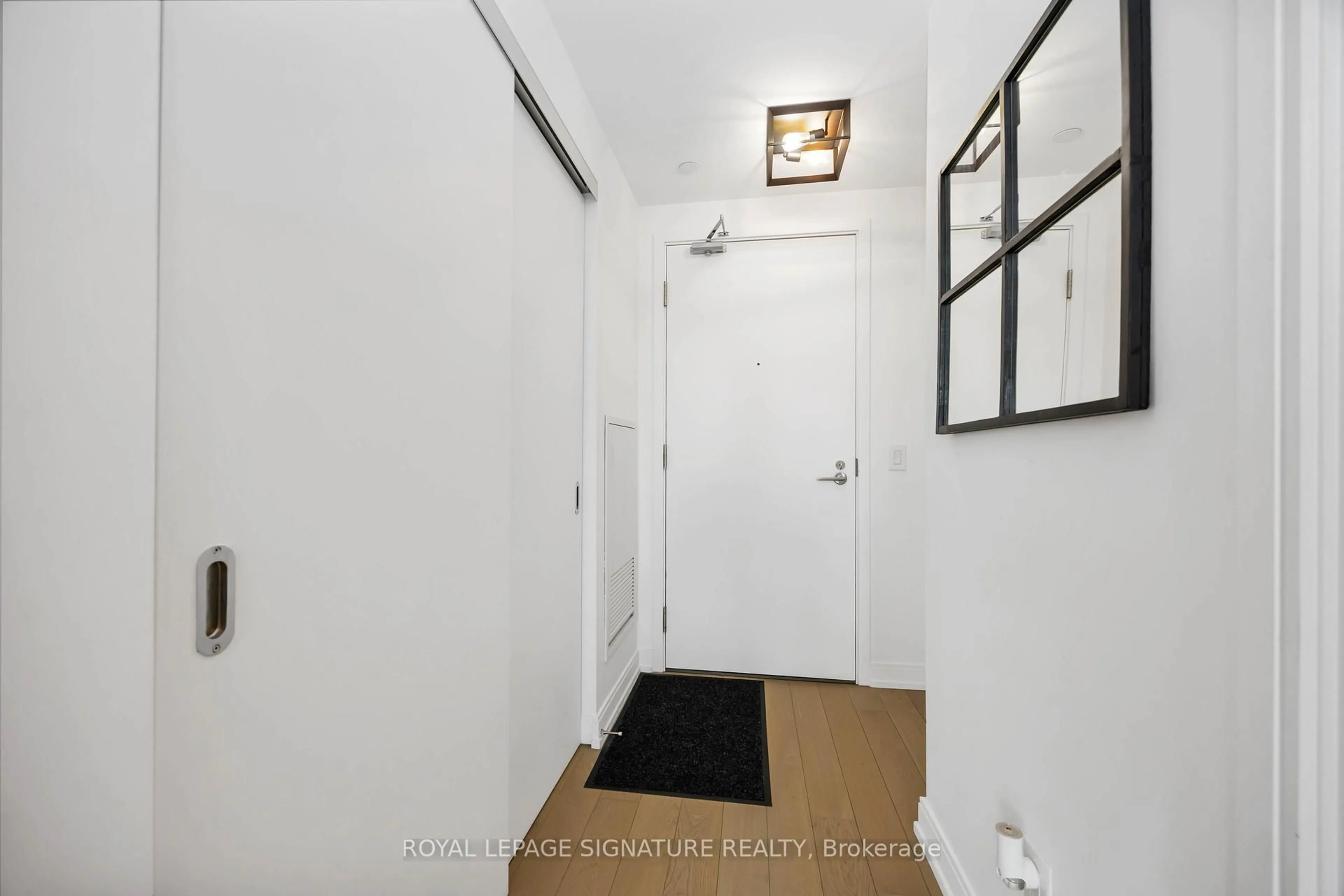 Indoor entryway for 1100 Kingston Rd #513, Toronto Ontario M1N 1N4