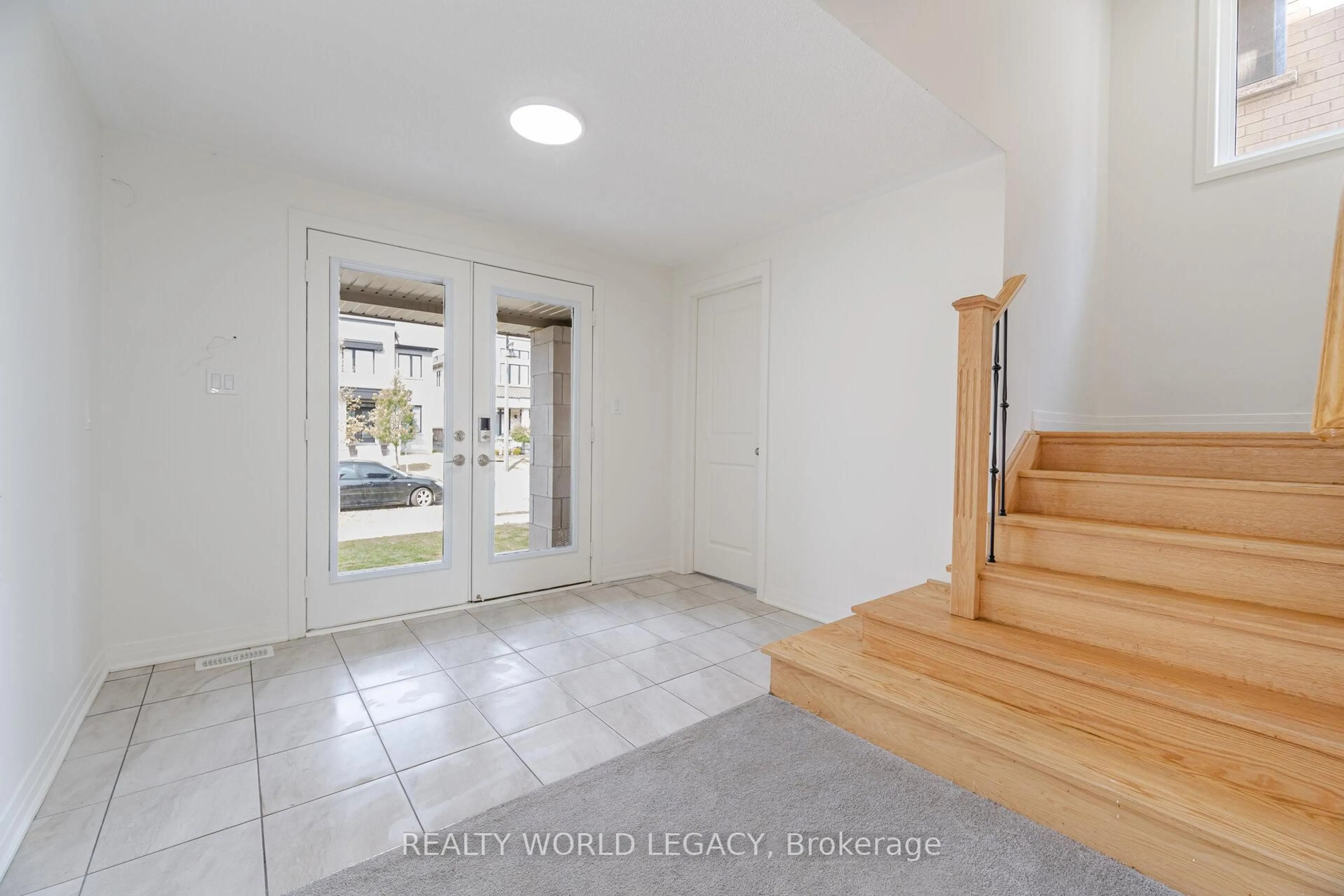 Indoor entryway for 19 Yacht Dr, Clarington Ontario L1C 4B1