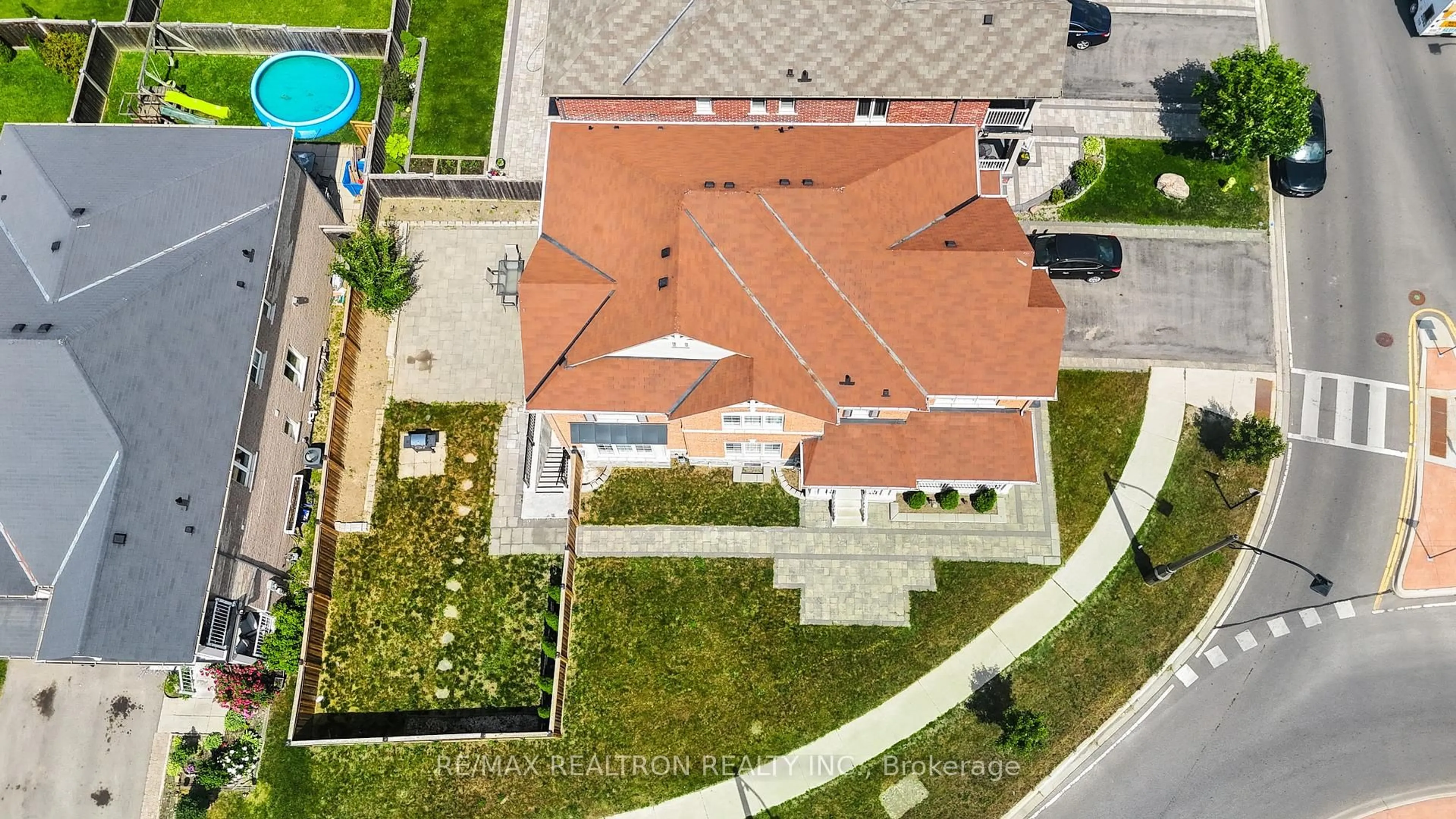 A pic from outside/outdoor area/front of a property/back of a property/a pic from drone, street for 460 Gulfstream Ave, Oshawa Ontario L1H 7K4