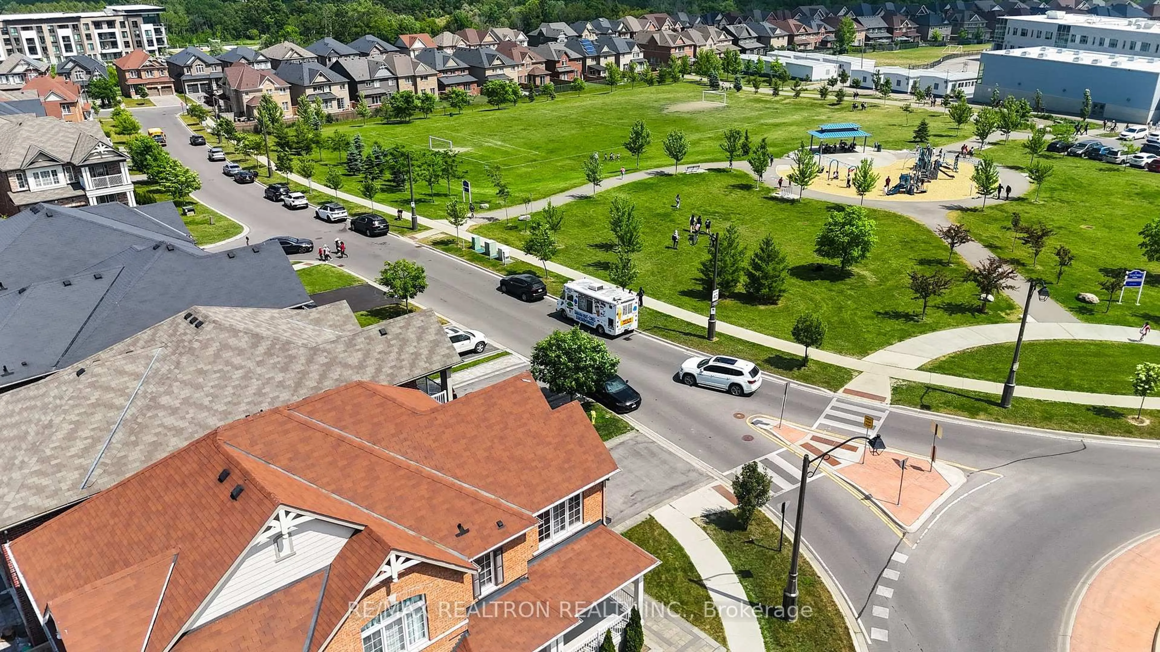 A pic from outside/outdoor area/front of a property/back of a property/a pic from drone, street for 460 Gulfstream Ave, Oshawa Ontario L1H 7K4