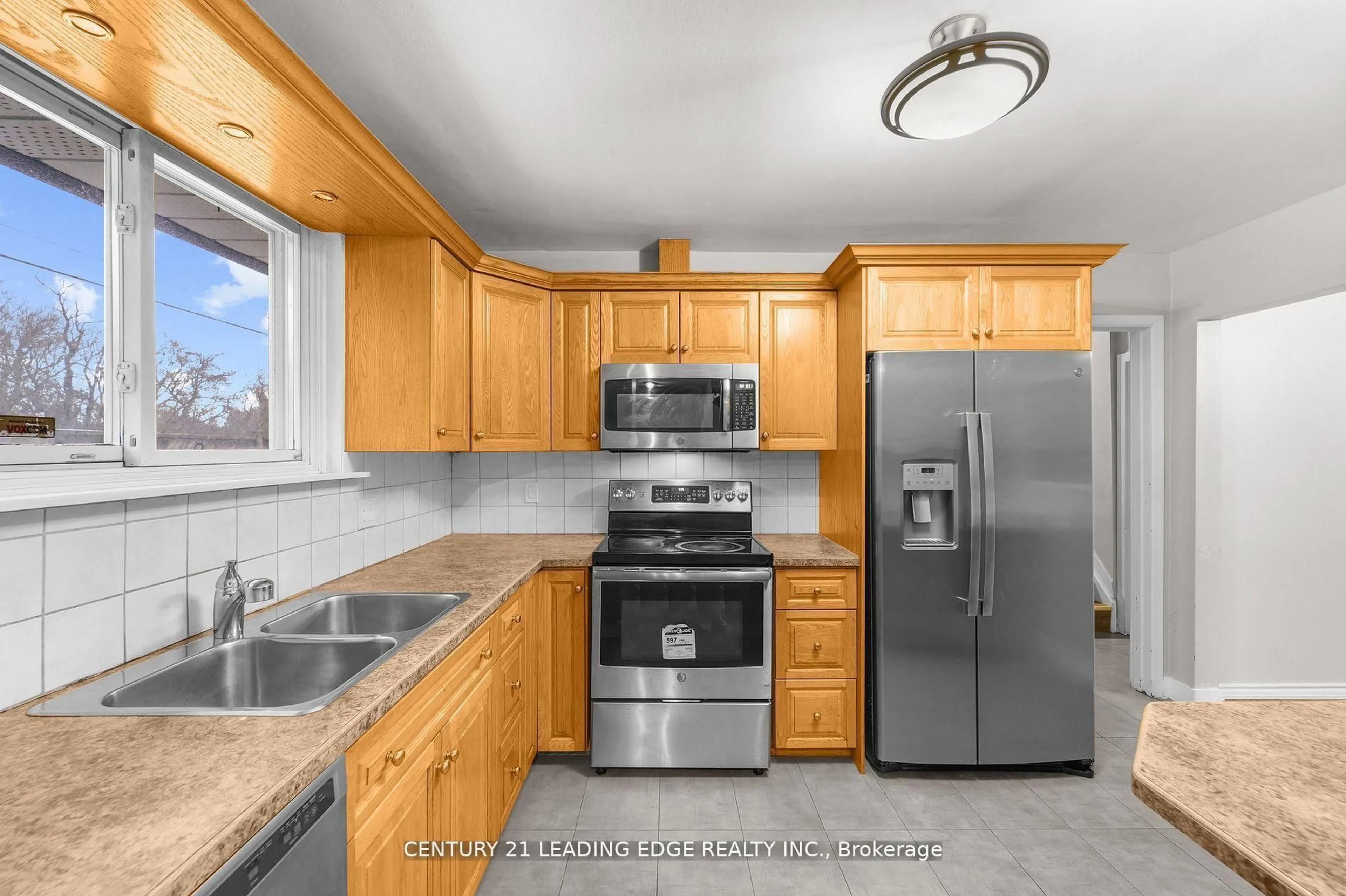 Standard kitchen, ceramic/tile floor for 171 Phillip Murray Ave, Oshawa Ontario L1J 1G6