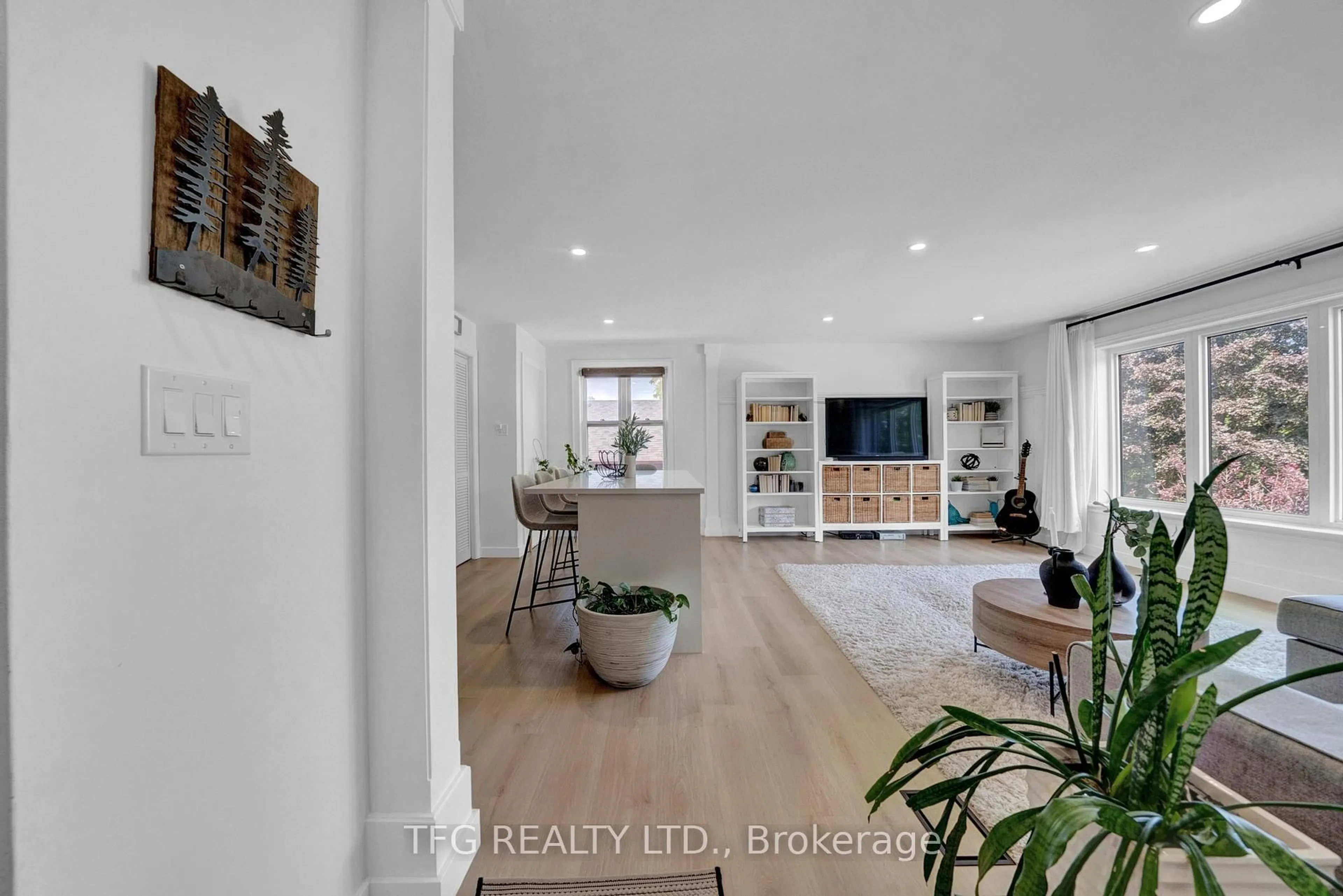 Indoor entryway for 717 Keates Ave, Oshawa Ontario L1H 7Y3