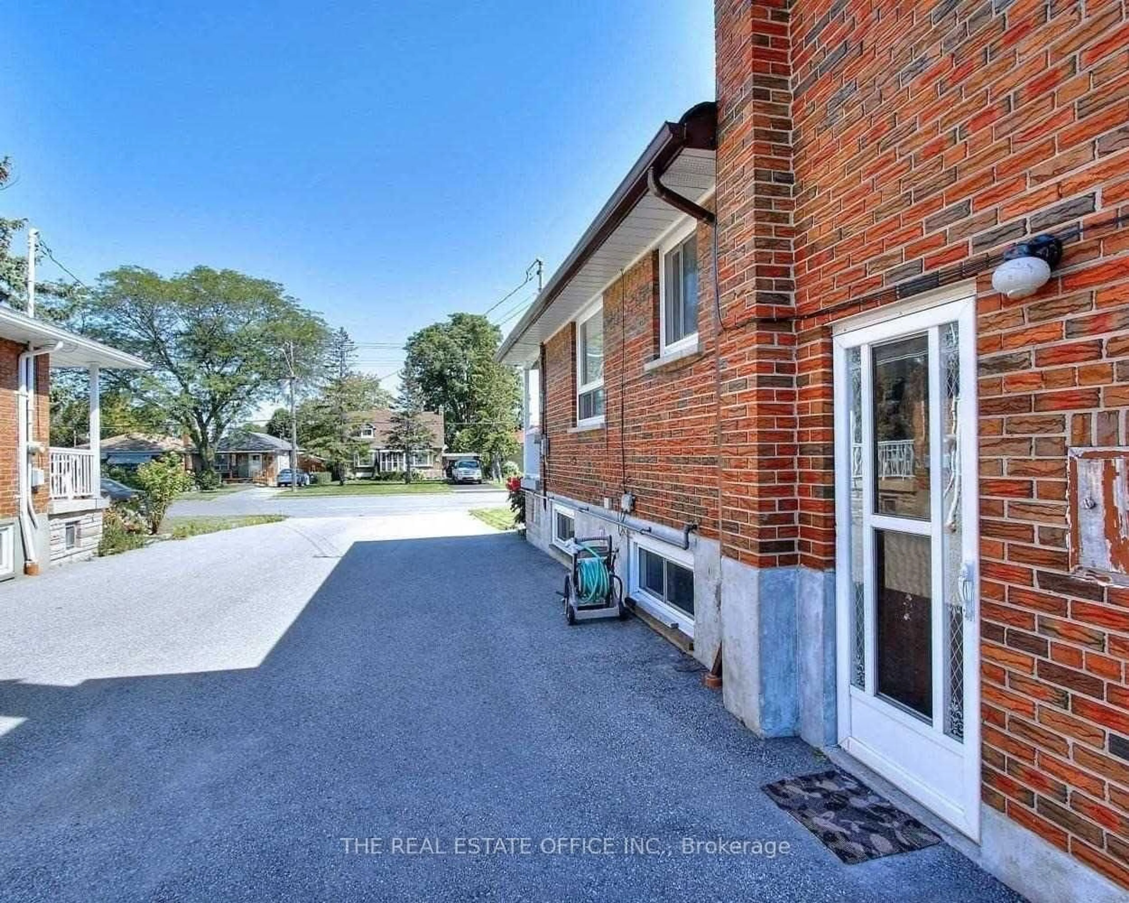 A pic from outside/outdoor area/front of a property/back of a property/a pic from drone, street for 1074 Pharmacy Ave, Toronto Ontario M1R 2H1