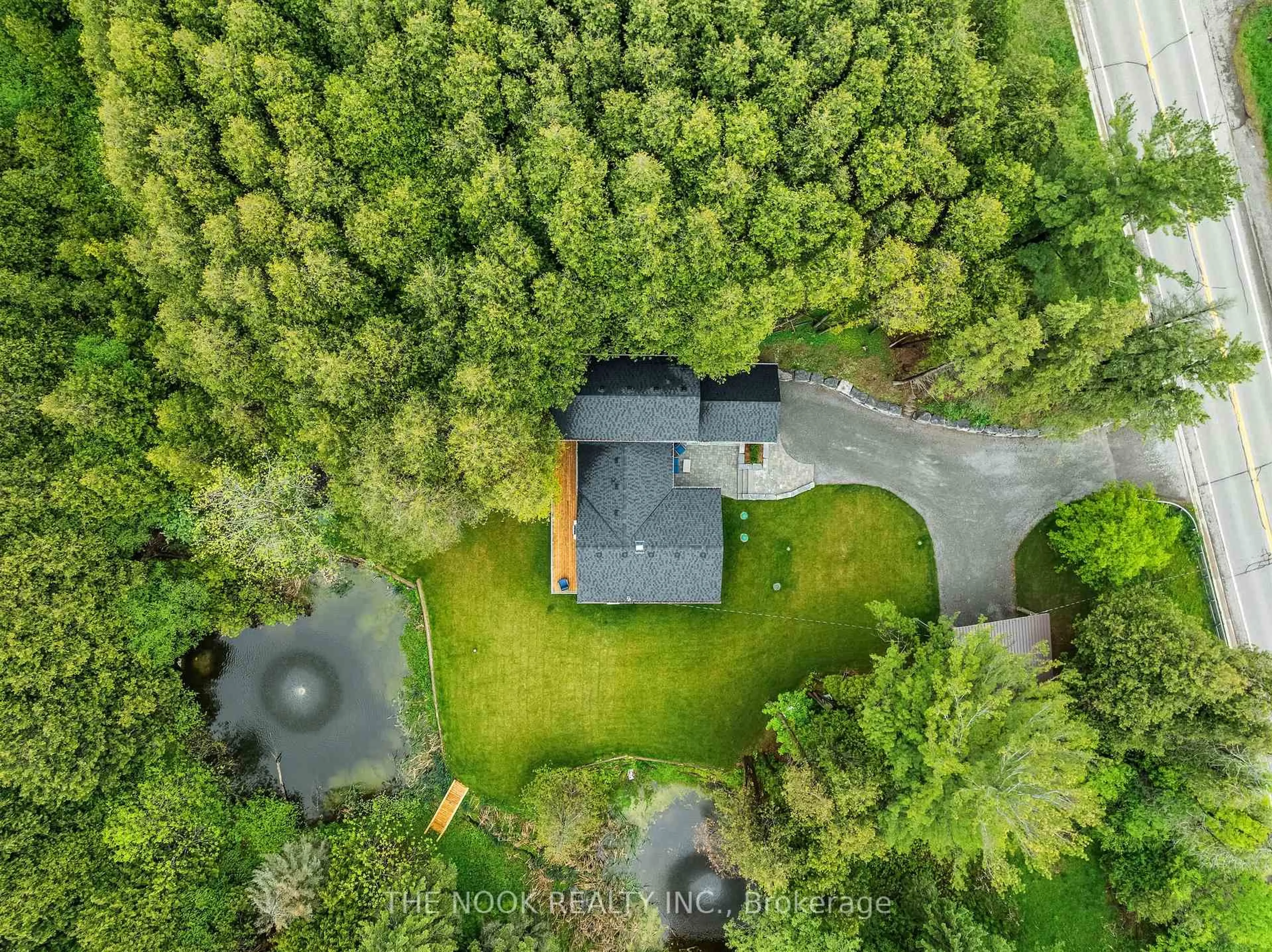 A pic from outside/outdoor area/front of a property/back of a property/a pic from drone, forest/trees view for 662 Raglan Rd, Oshawa Ontario L1H 7K4