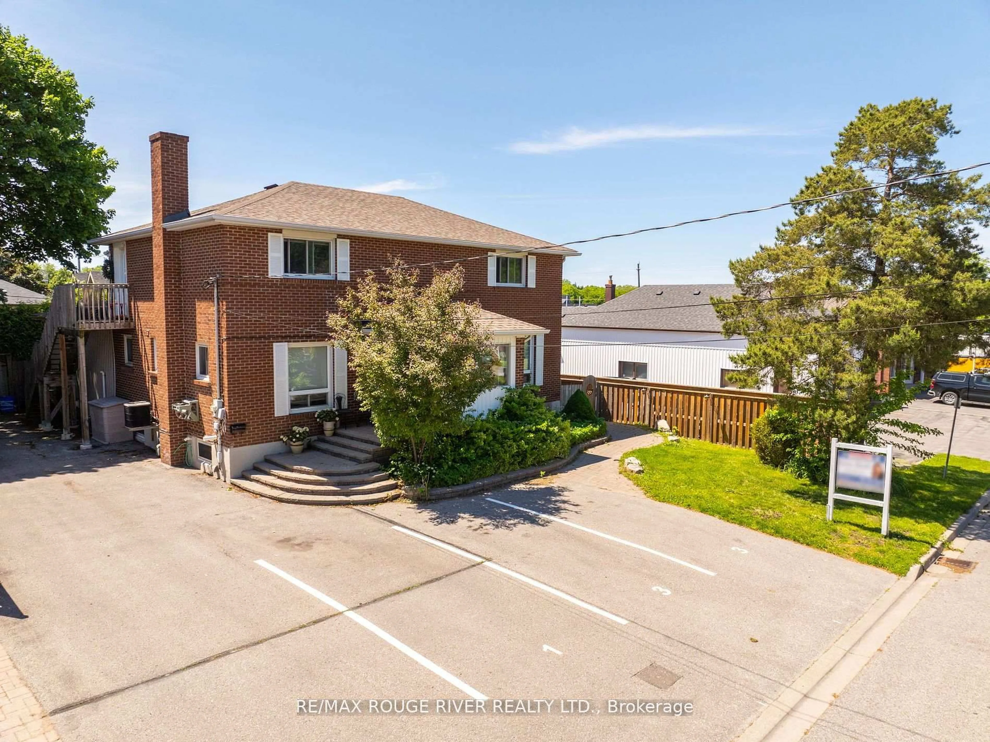 A pic from outside/outdoor area/front of a property/back of a property/a pic from drone, unknown for 604 Kent St, Whitby Ontario L1N 4Y9