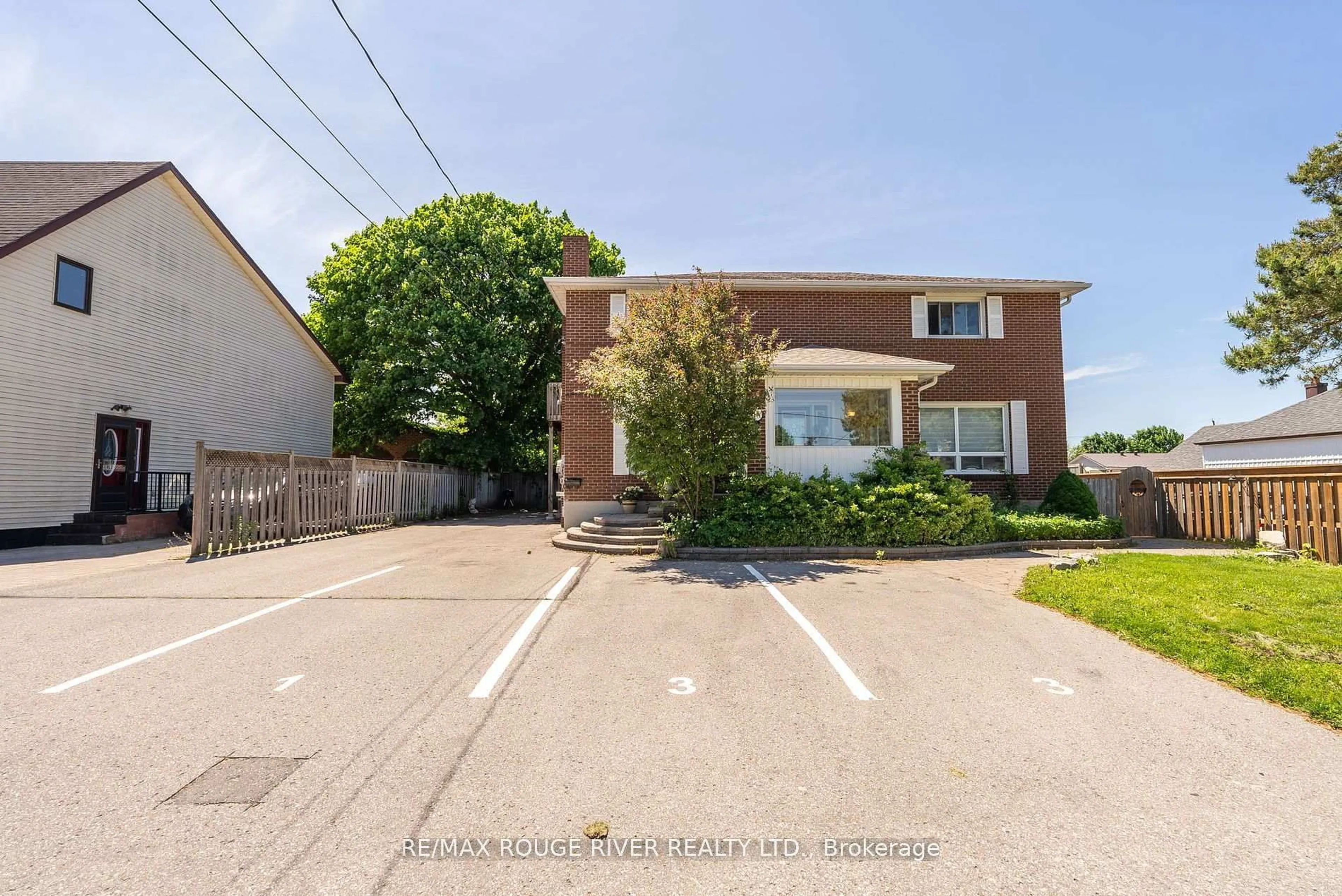 A pic from outside/outdoor area/front of a property/back of a property/a pic from drone, street for 604 Kent St, Whitby Ontario L1N 4Y9