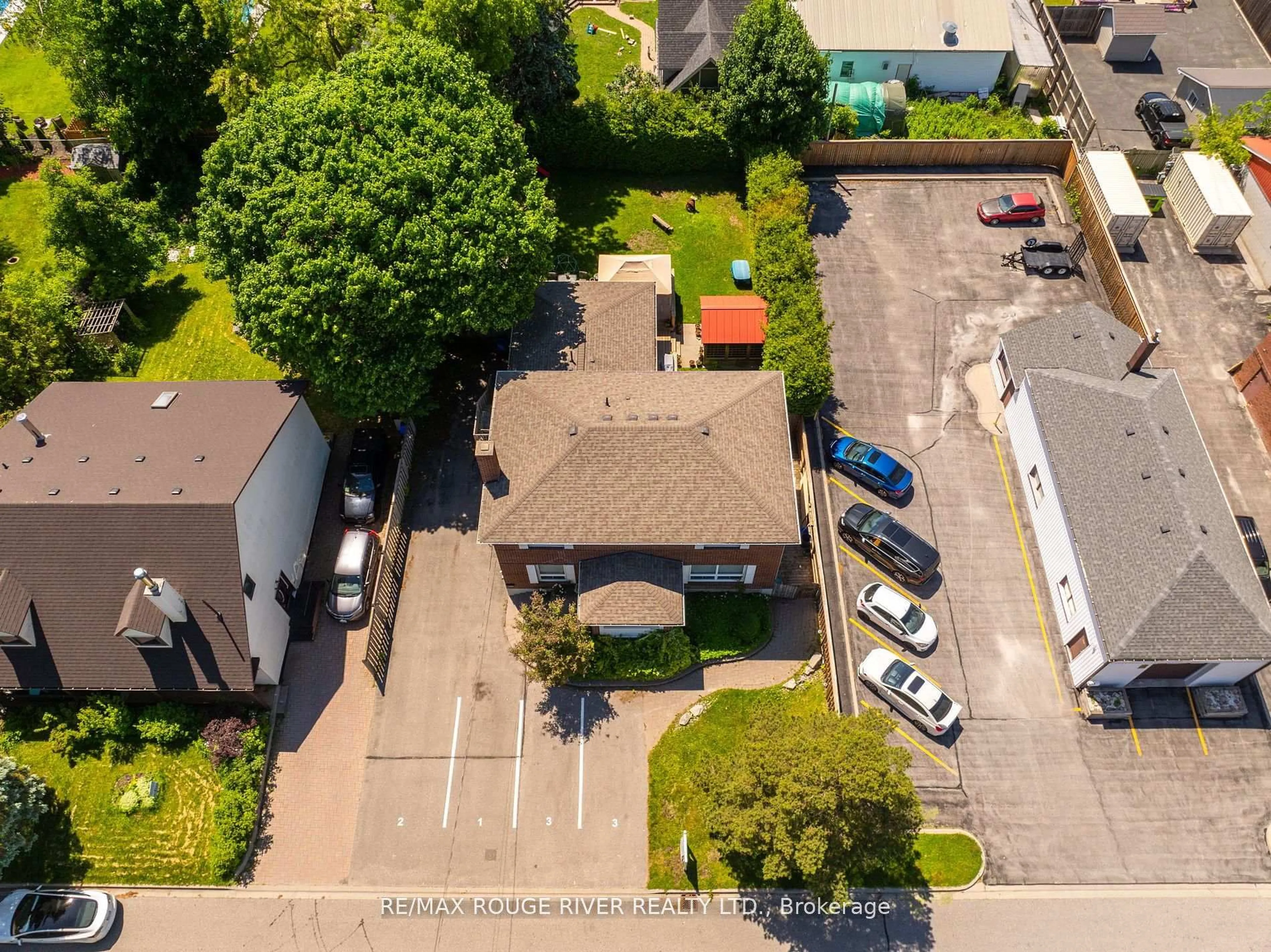 A pic from outside/outdoor area/front of a property/back of a property/a pic from drone, street for 604 Kent St, Whitby Ontario L1N 4Y9