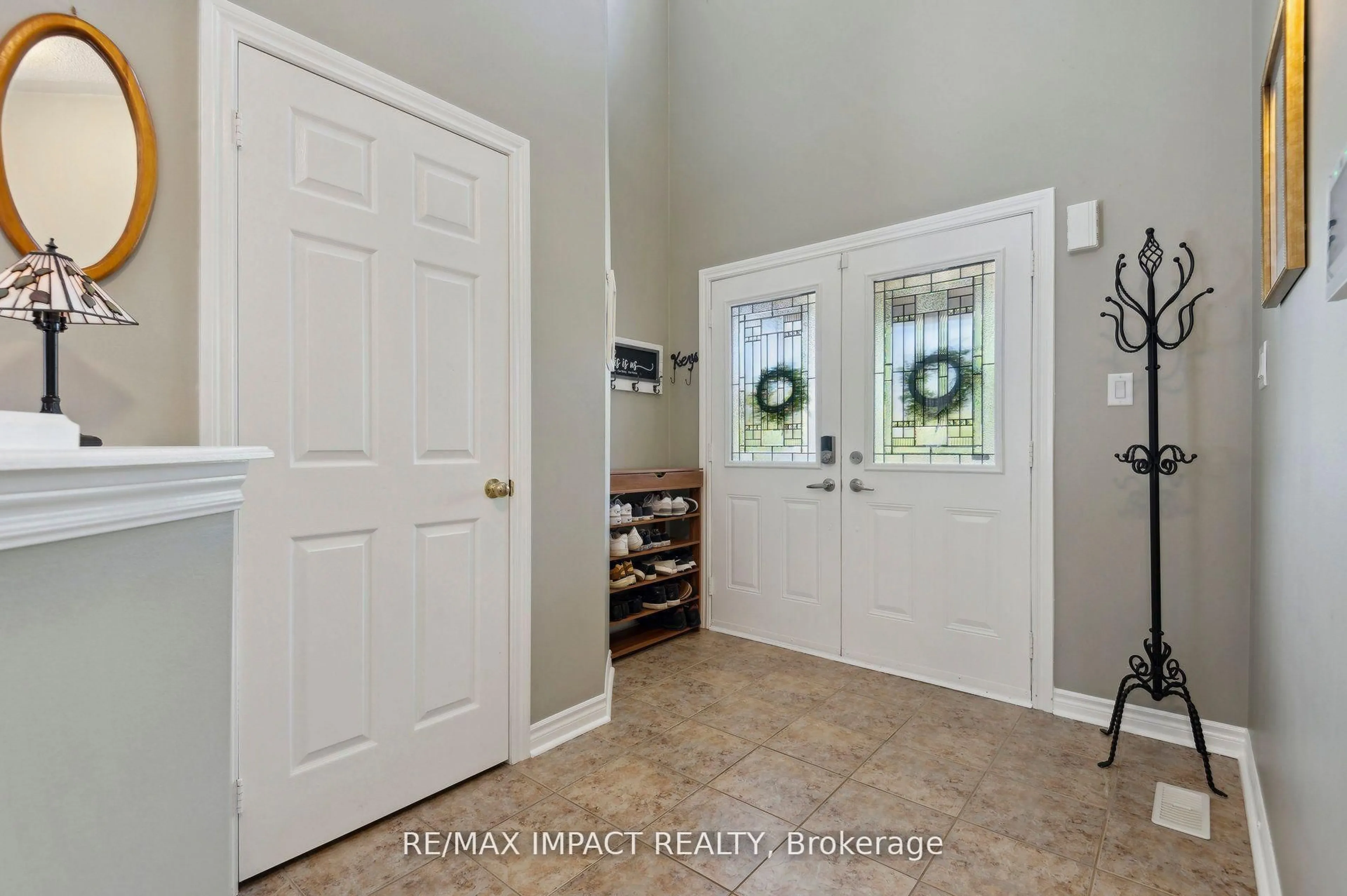 Indoor entryway for 71 Lobb Crt, Clarington Ontario L1C 0K4
