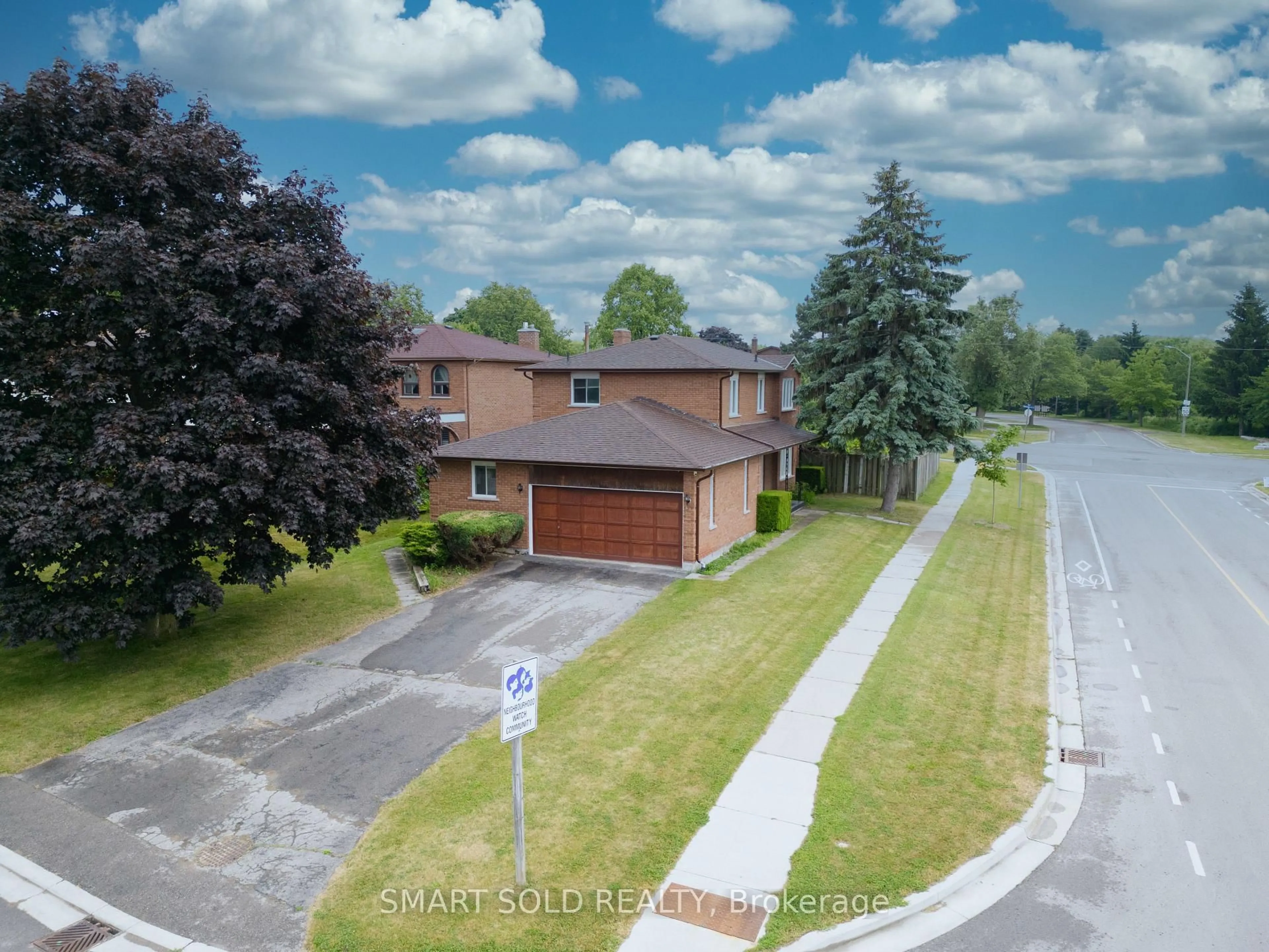 A pic from outside/outdoor area/front of a property/back of a property/a pic from drone, street for 217 Waverly St, Oshawa Ontario L1J 7C7