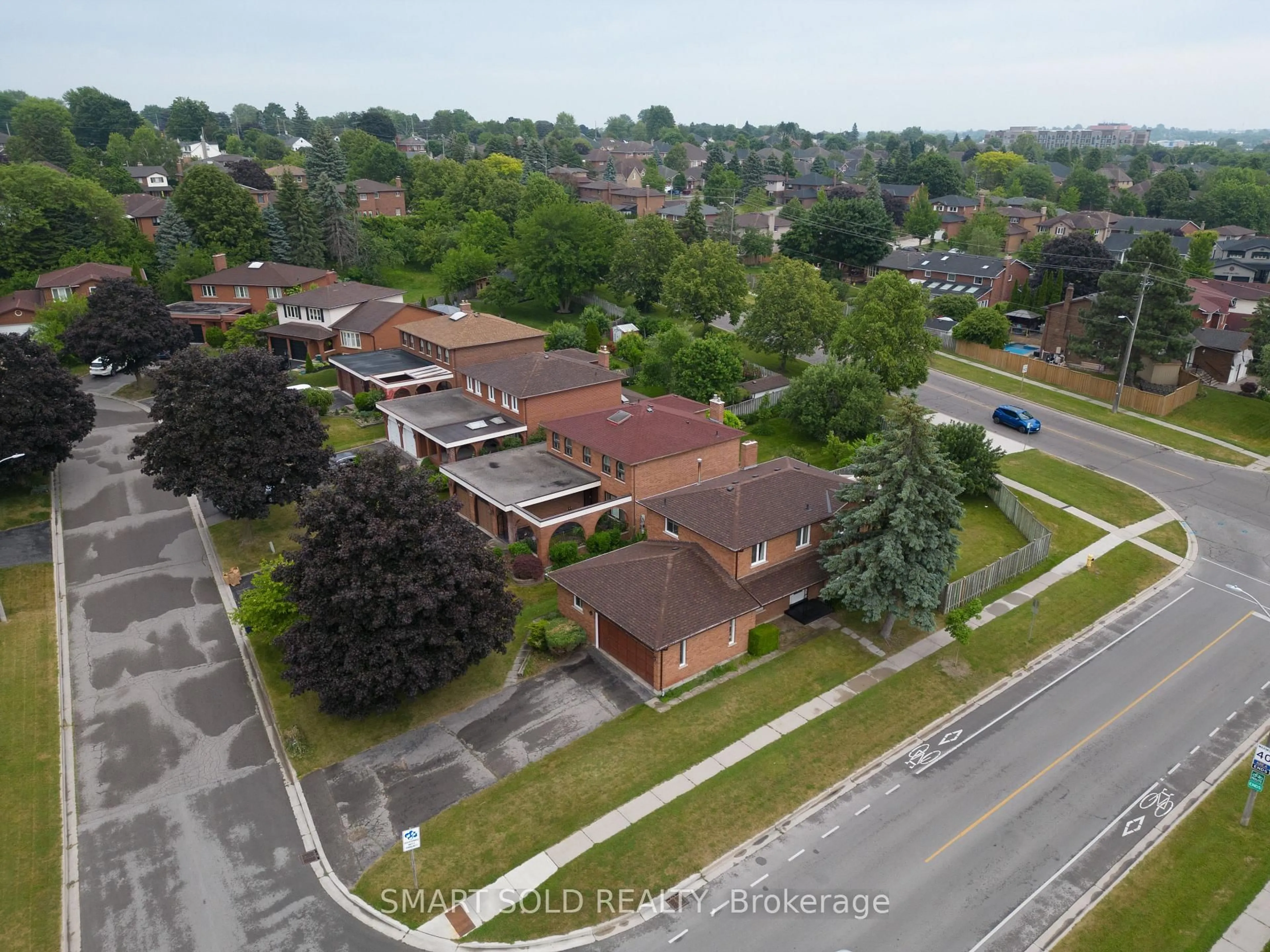 A pic from outside/outdoor area/front of a property/back of a property/a pic from drone, street for 217 Waverly St, Oshawa Ontario L1J 7C7