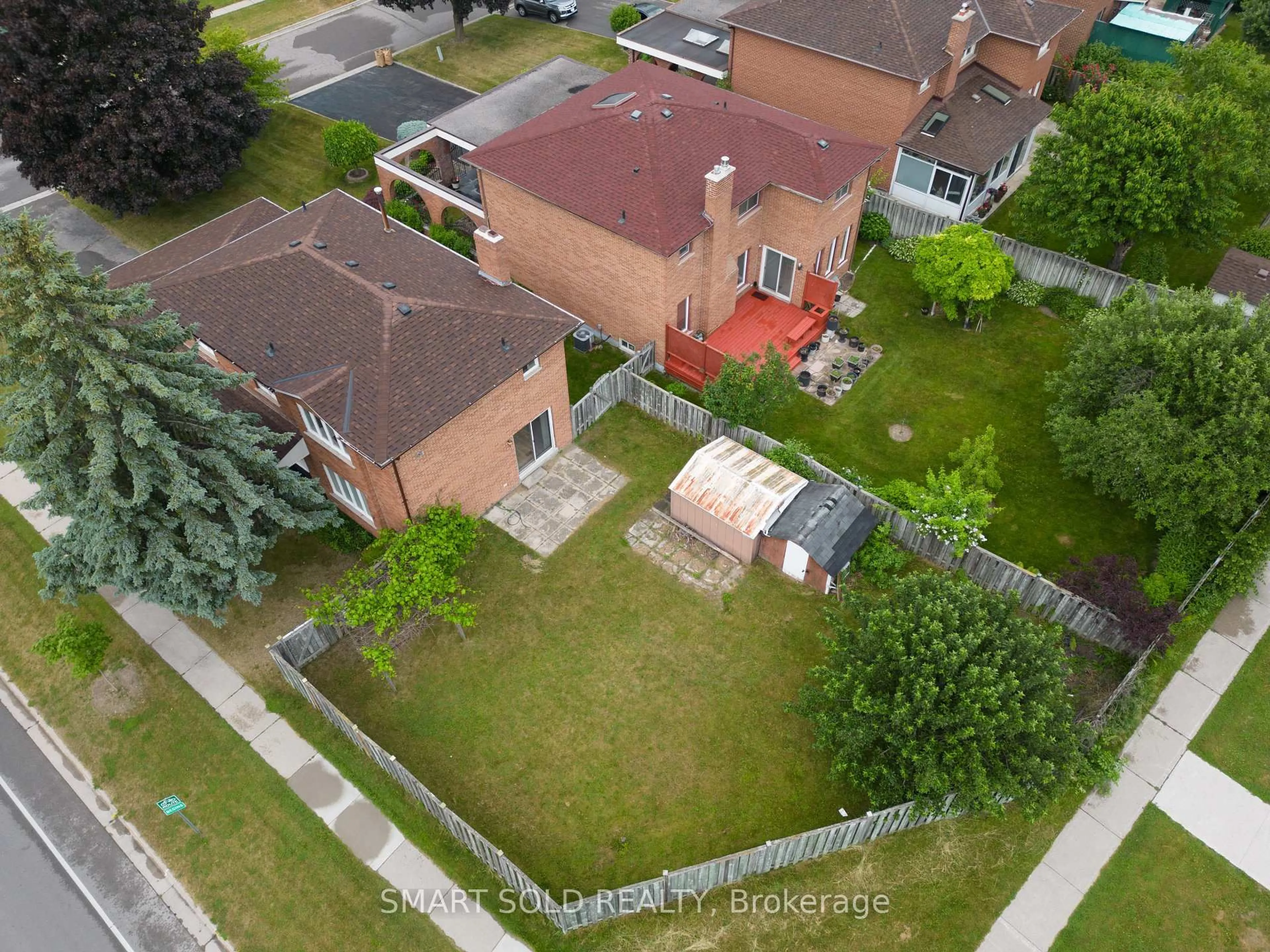 A pic from outside/outdoor area/front of a property/back of a property/a pic from drone, street for 217 Waverly St, Oshawa Ontario L1J 7C7