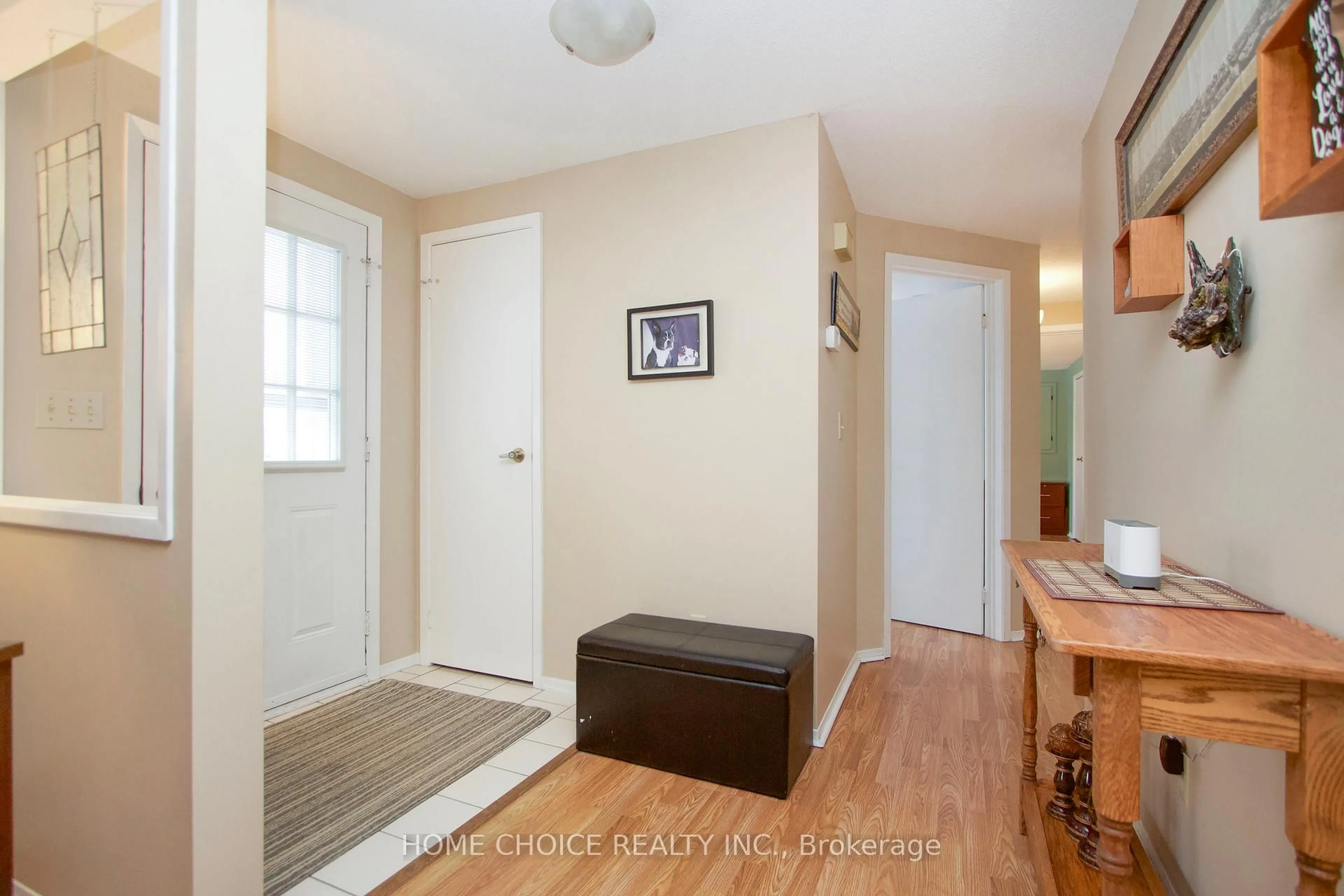 Indoor entryway for 8 Seventh Hole Crt, Clarington Ontario L1B 1B5