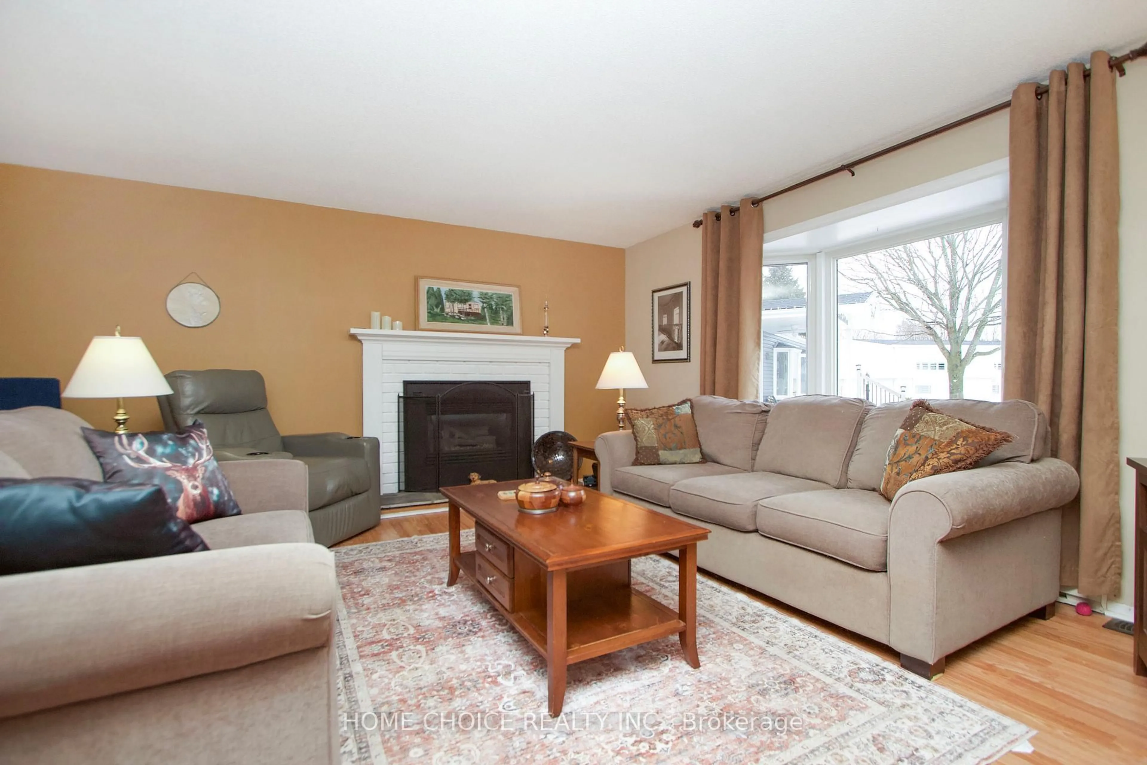 Living room with furniture, unknown for 8 Seventh Hole Crt, Clarington Ontario L1B 1B5
