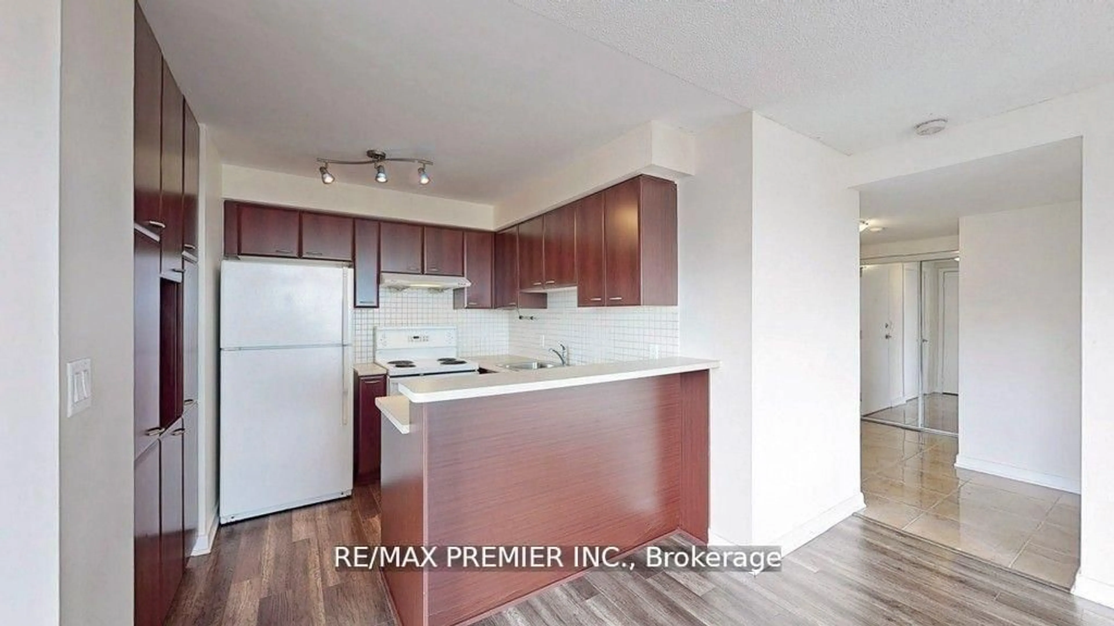 Standard kitchen, wood/laminate floor for 36 Lee Centre Dr #3010, Toronto Ontario M1H 3J1