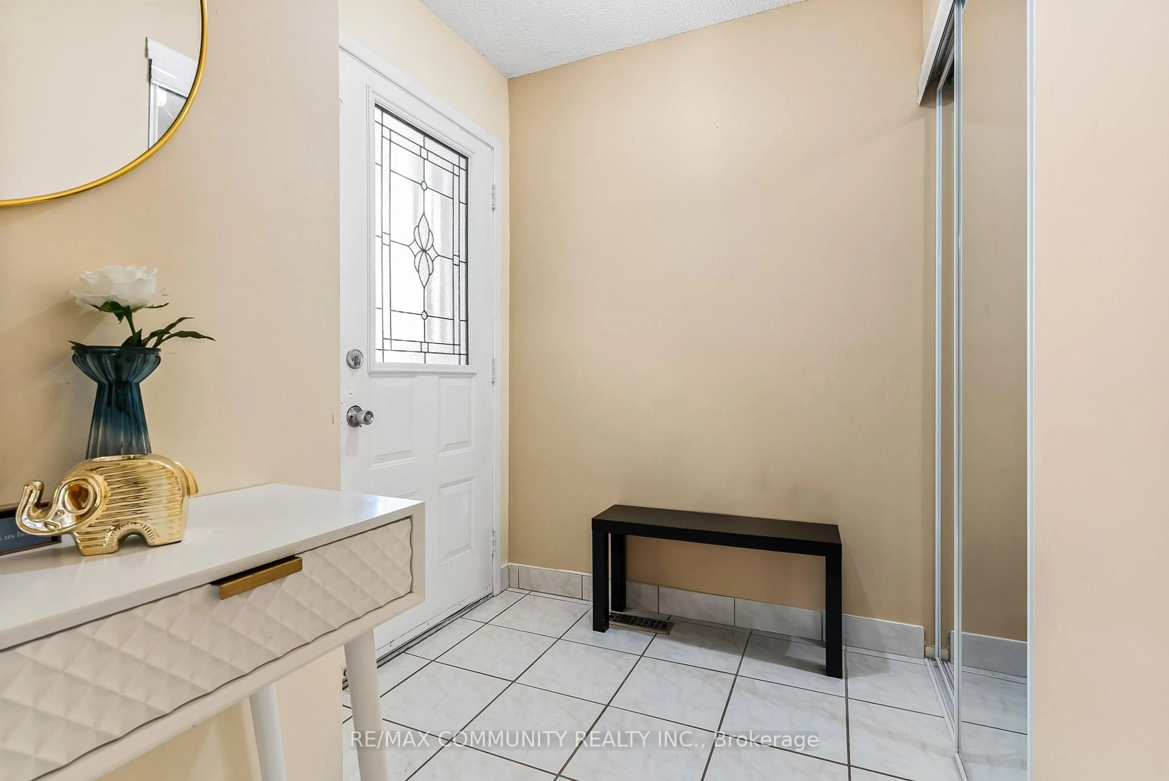 Indoor entryway for 20 Courtlands Dr, Toronto Ontario M1B 4N5