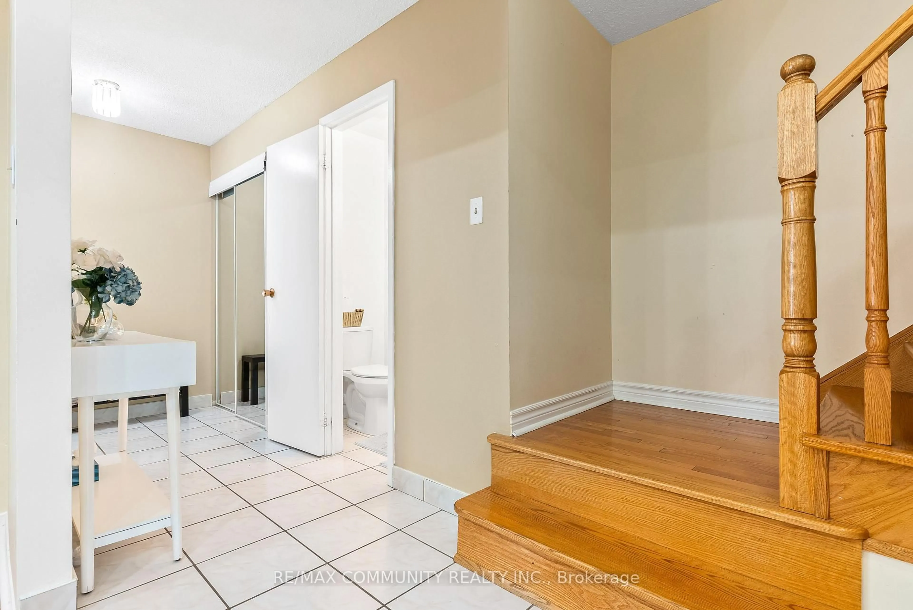 Indoor entryway for 20 Courtlands Dr, Toronto Ontario M1B 4N5