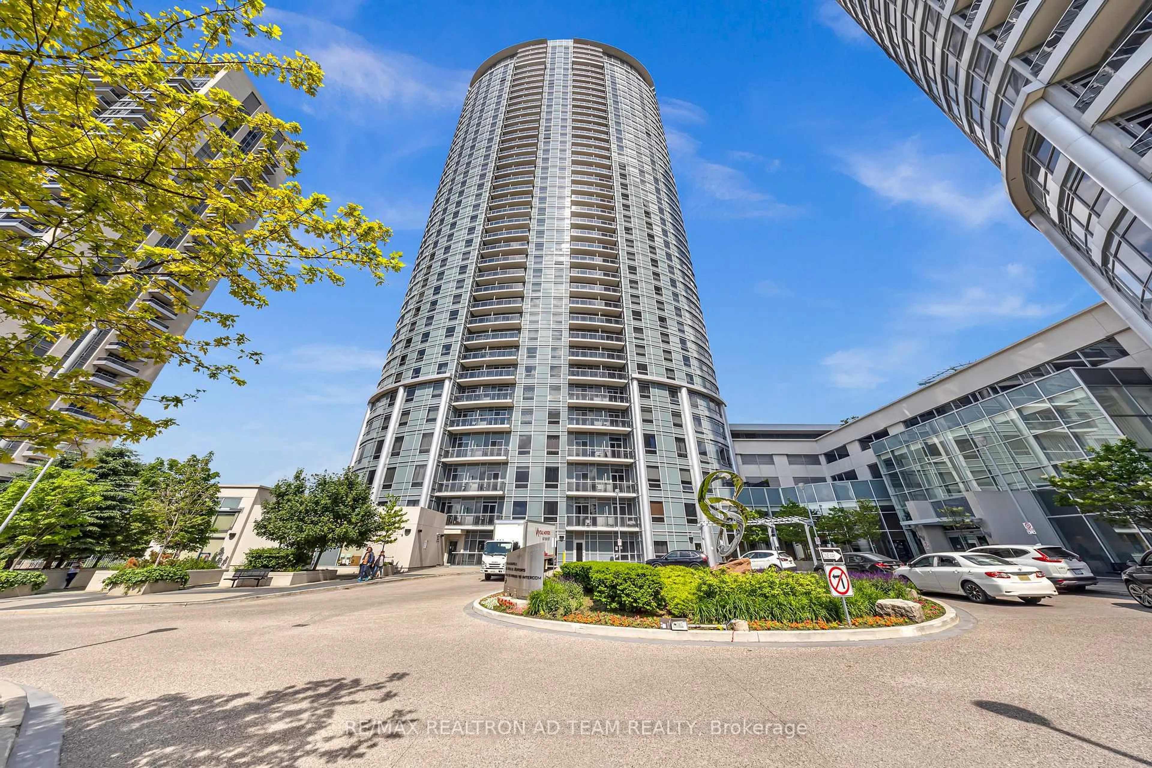 A pic from outside/outdoor area/front of a property/back of a property/a pic from drone, city buildings view from balcony for 125 Village Green Sq #706, Toronto Ontario M1S 0G3
