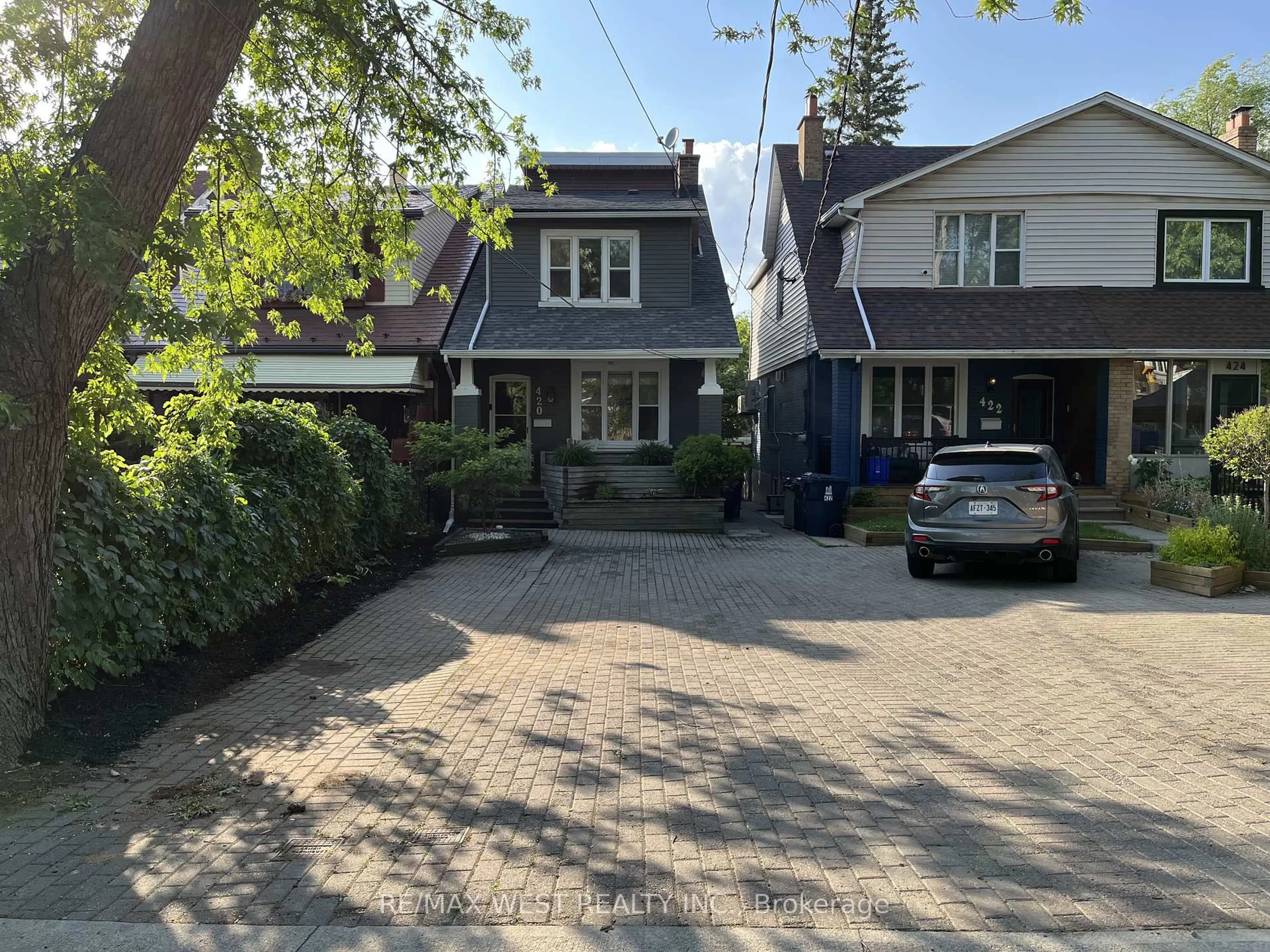 A pic from outside/outdoor area/front of a property/back of a property/a pic from drone, street for 420 Kingston Rd, Toronto Ontario M4L 1T9