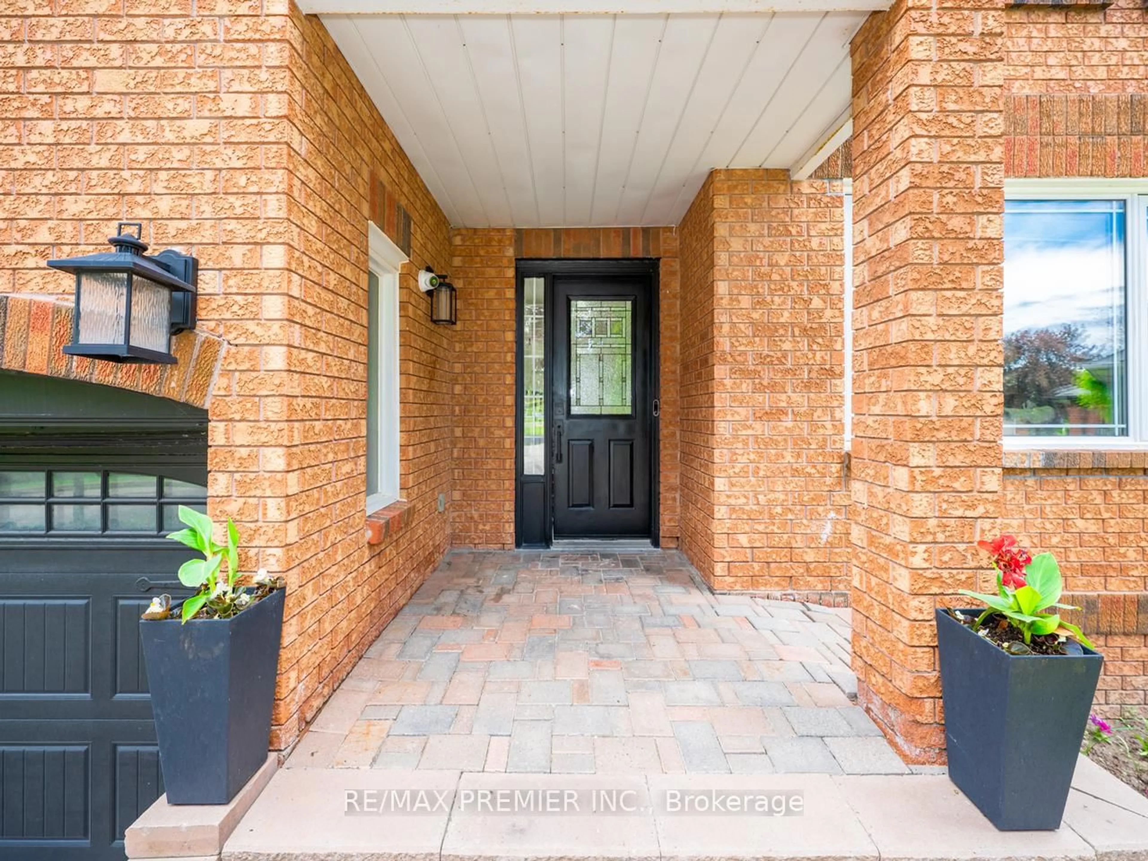 Home with brick exterior material, street for 5 Nurse Crt, Whitby Ontario L1R 2H8