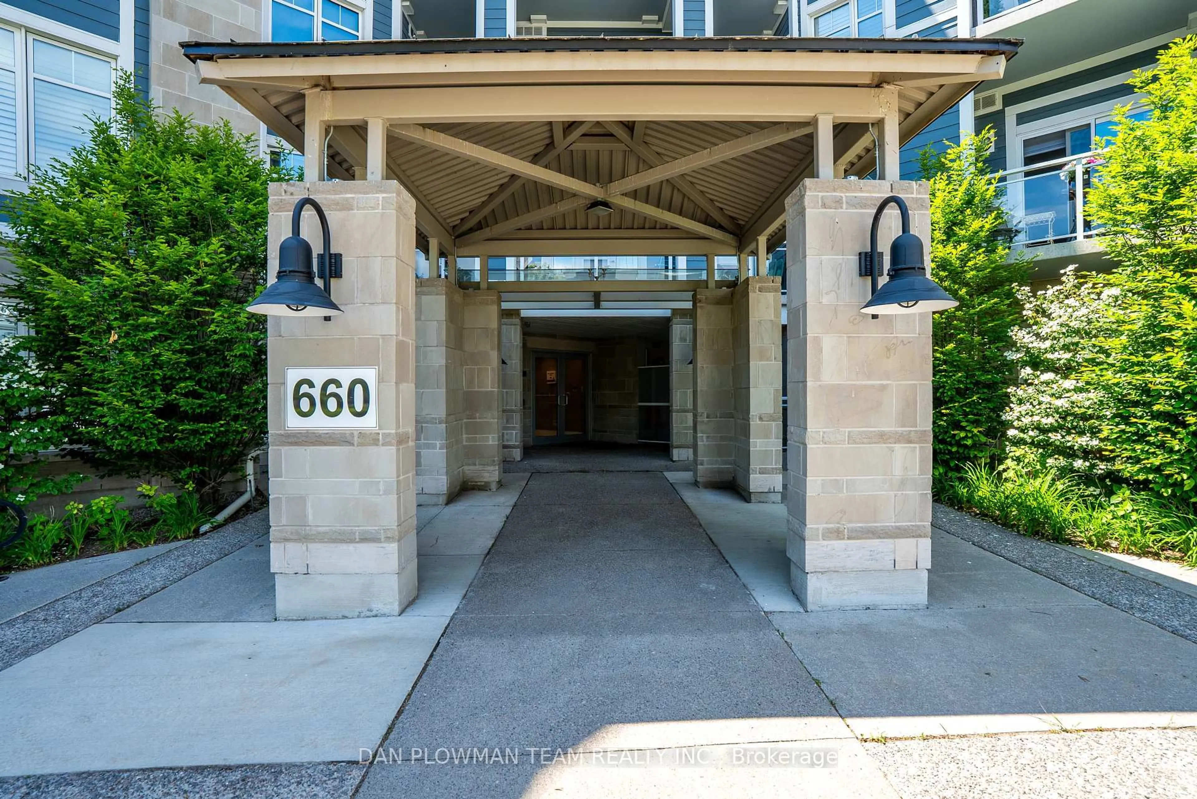 Indoor foyer for 660 Gordon St #113, Whitby Ontario L1N 0L1