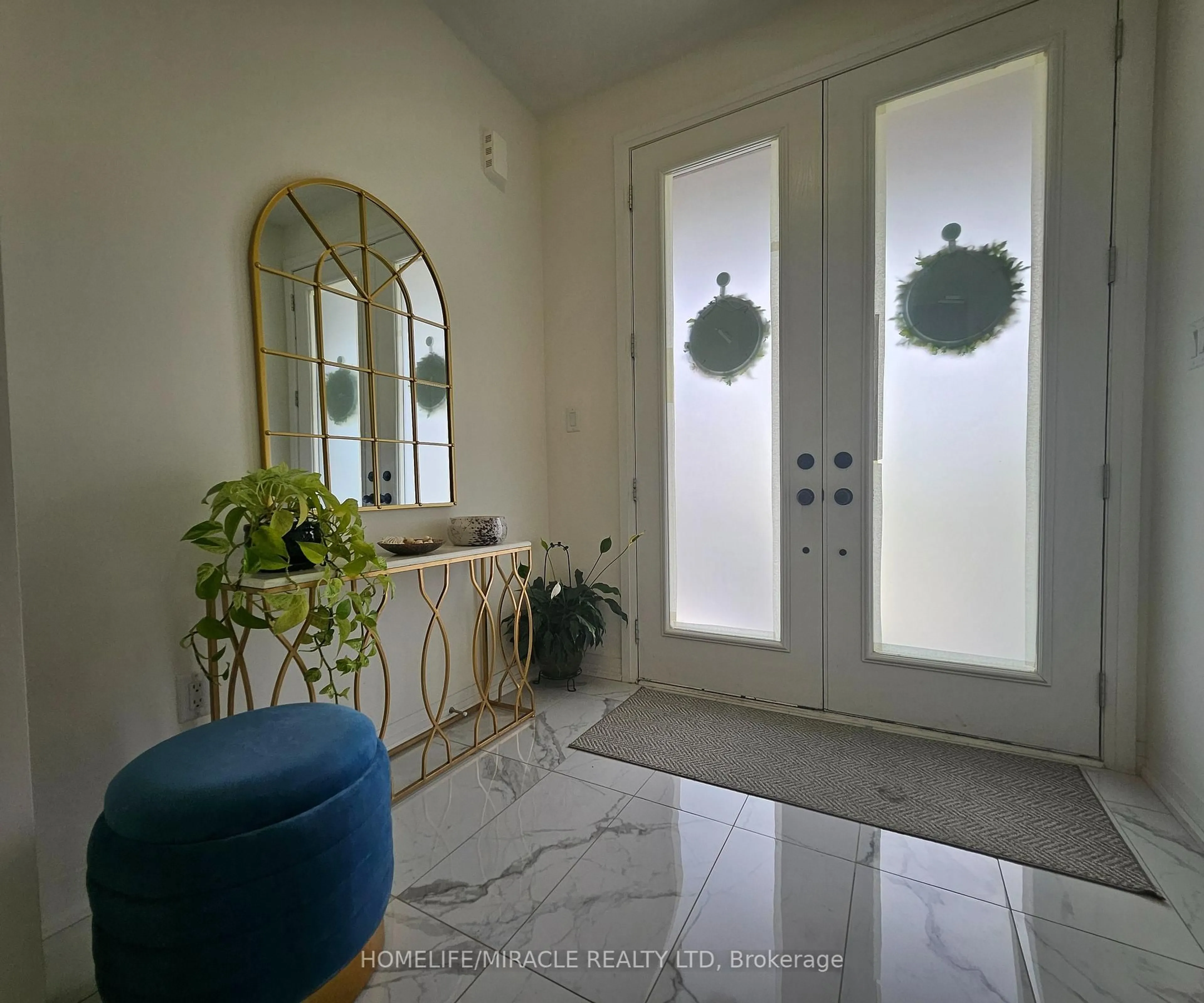 Indoor entryway for 158 Ogston Cres, Whitby Ontario L1P 0H3