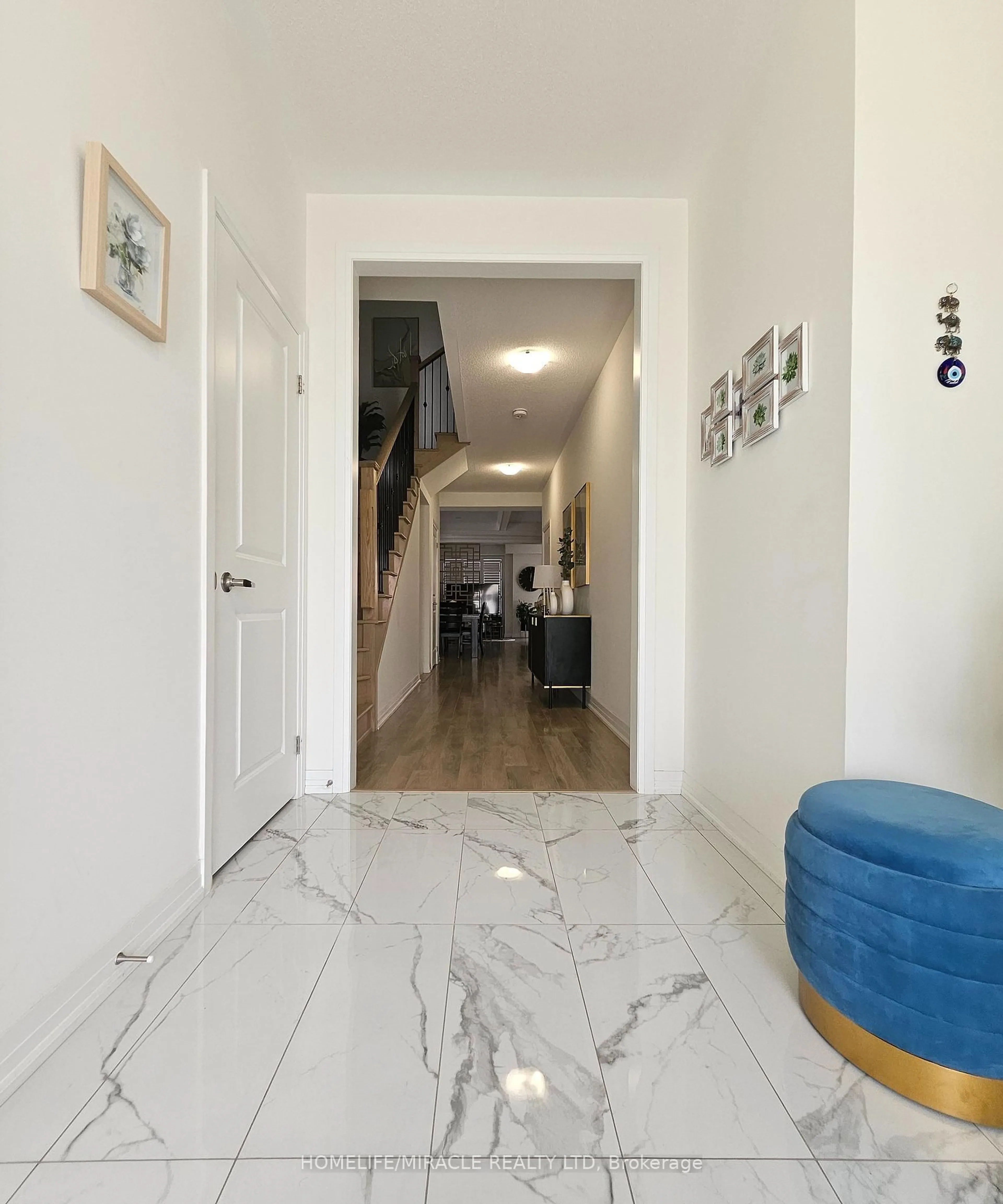 Indoor foyer for 158 Ogston Cres, Whitby Ontario L1P 0H3