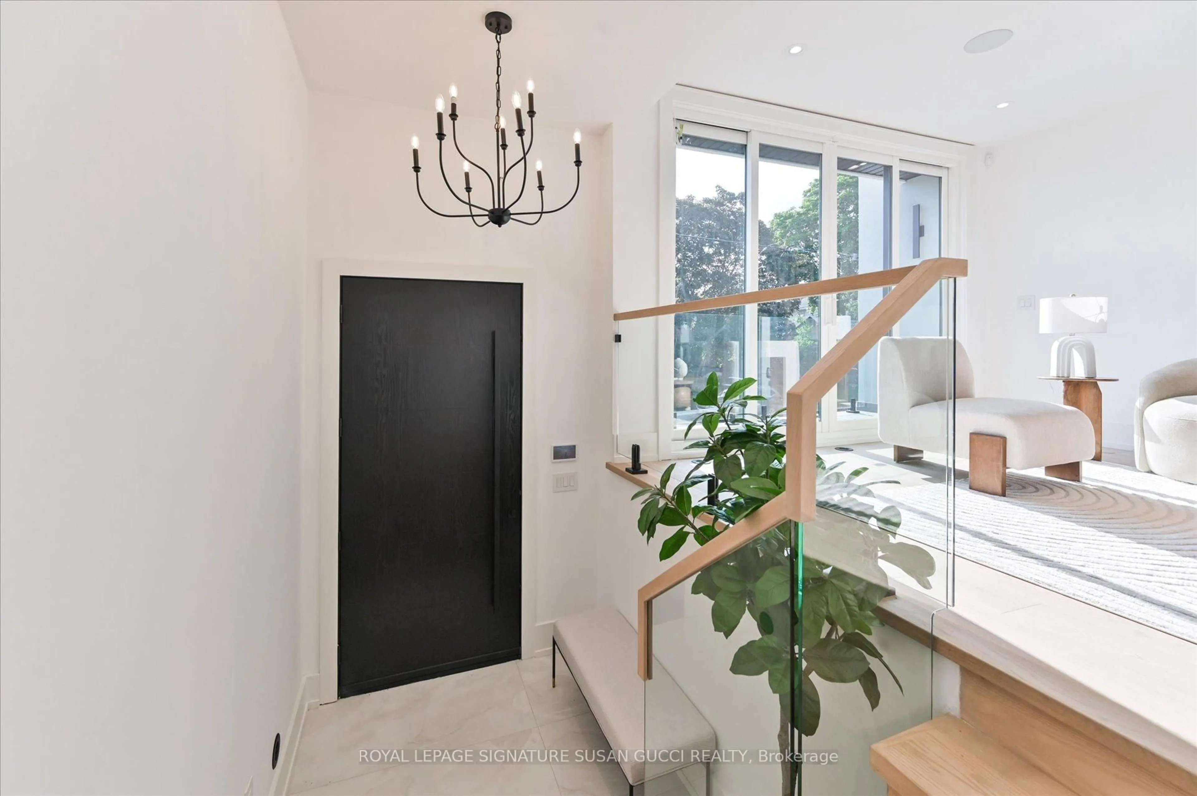 Indoor entryway for 24 Elmsdale Rd, Toronto Ontario M4J 3M4