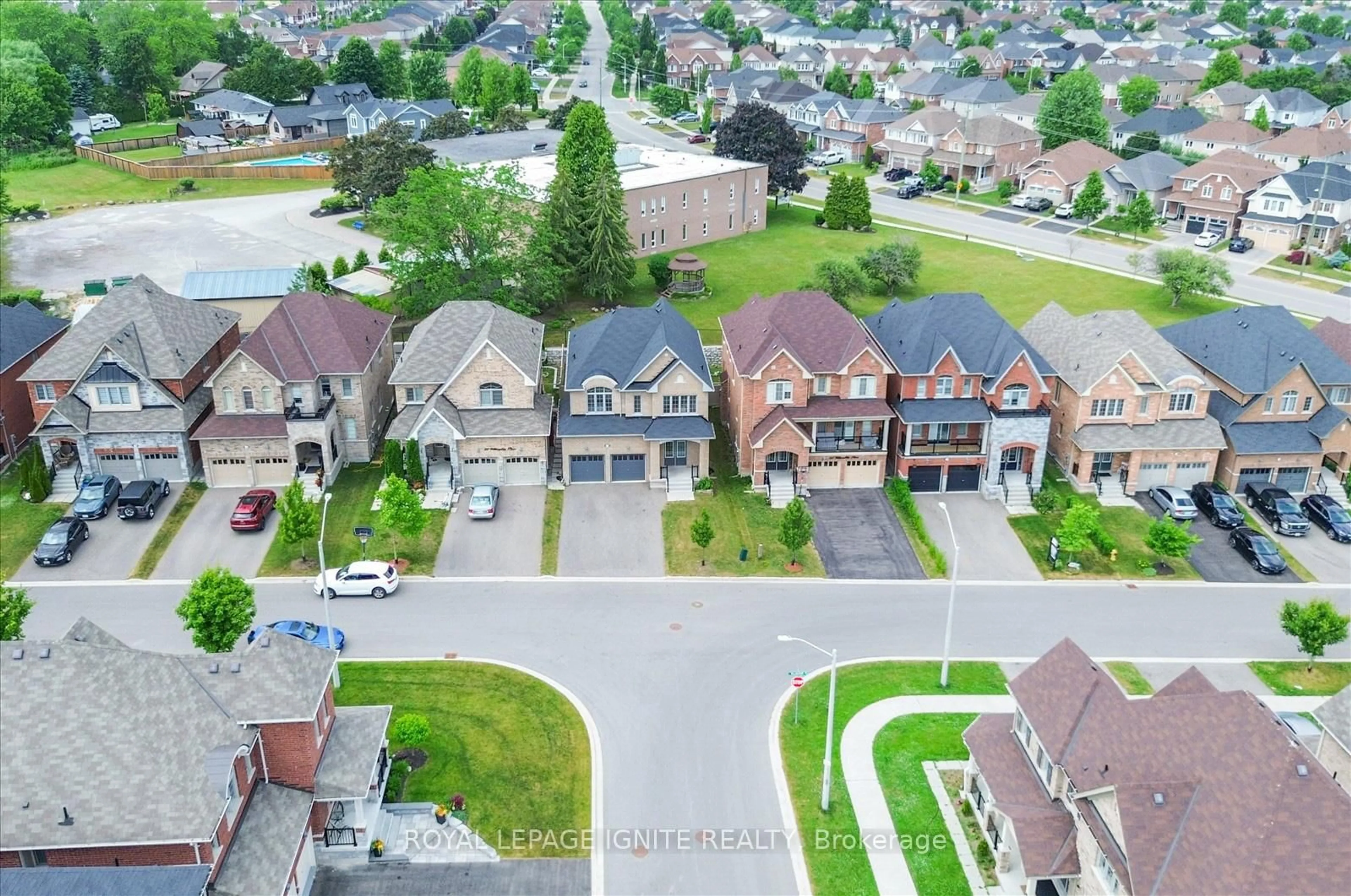 A pic from outside/outdoor area/front of a property/back of a property/a pic from drone, street for 26 Willoughby Pl, Clarington Ontario L1C 0W4