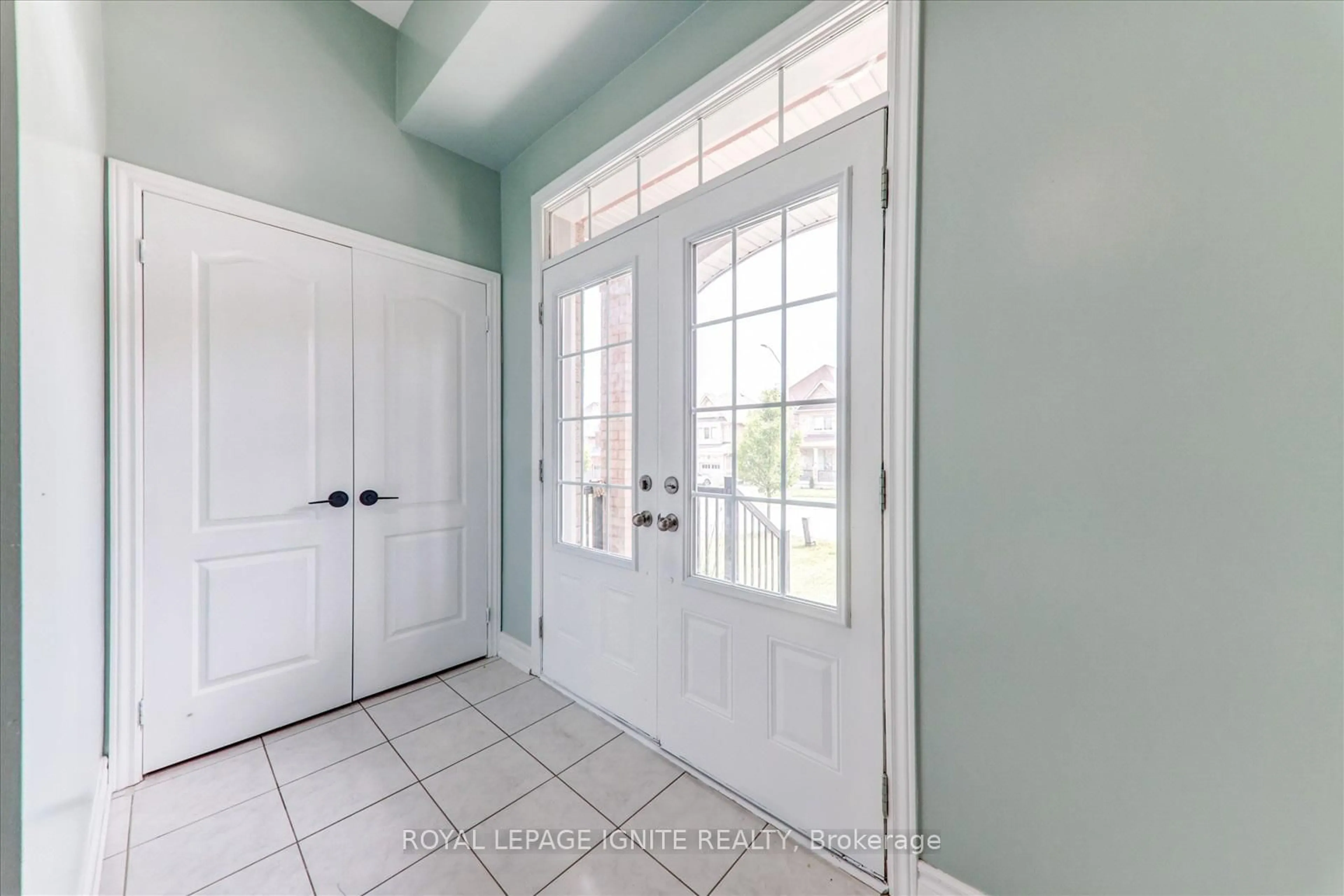 Indoor entryway for 26 Willoughby Pl, Clarington Ontario L1C 0W4