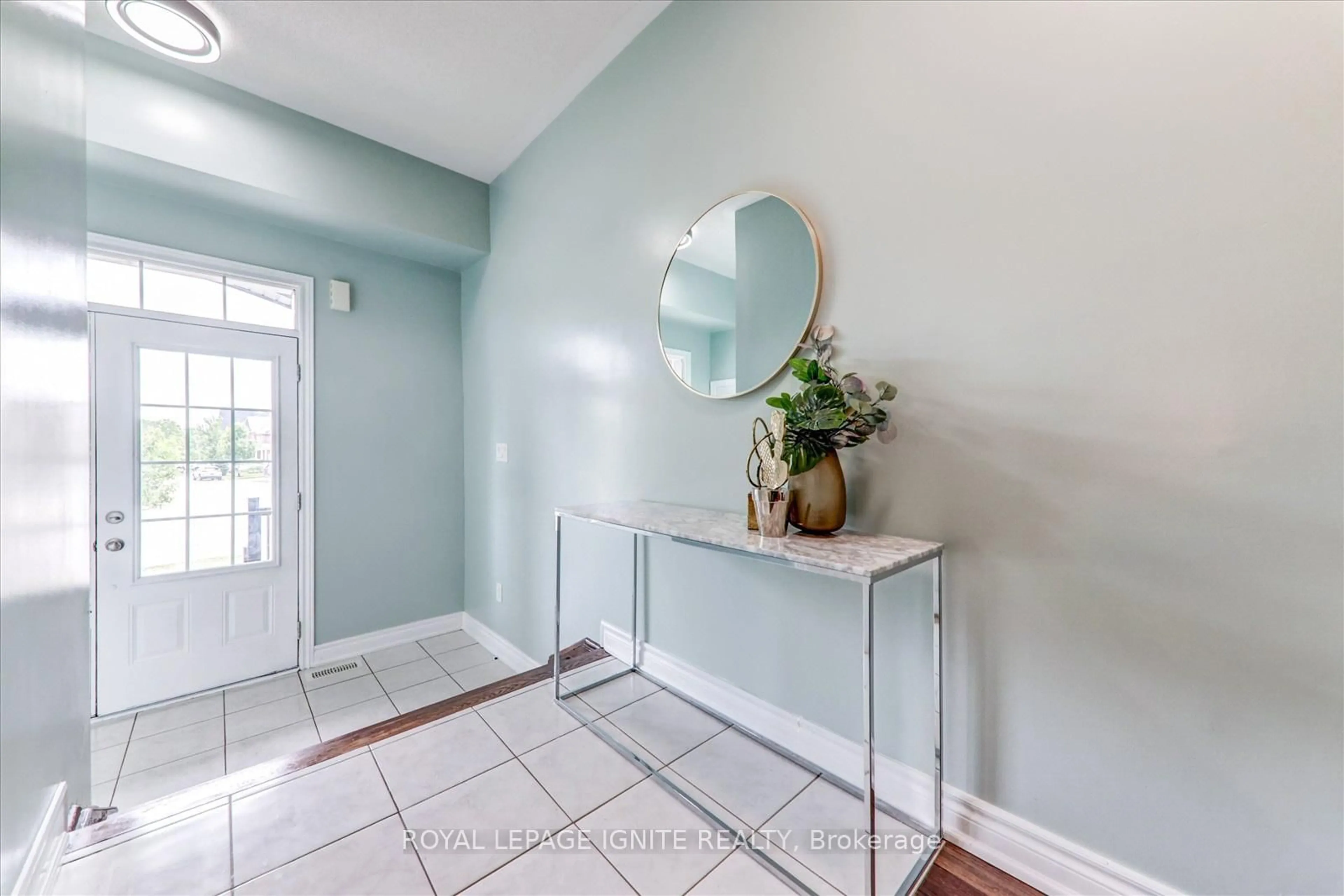 Indoor entryway for 26 Willoughby Pl, Clarington Ontario L1C 0W4