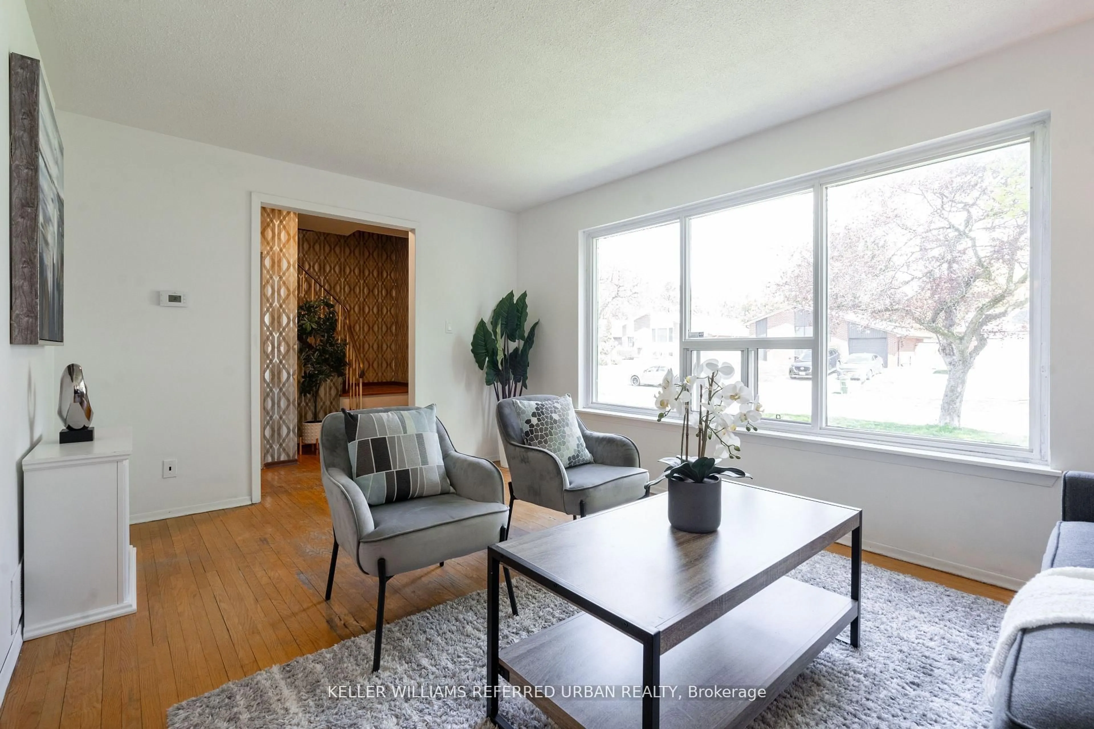 Living room with furniture, wood/laminate floor for 71 Gorsey Sq, Toronto Ontario M1B 1A6