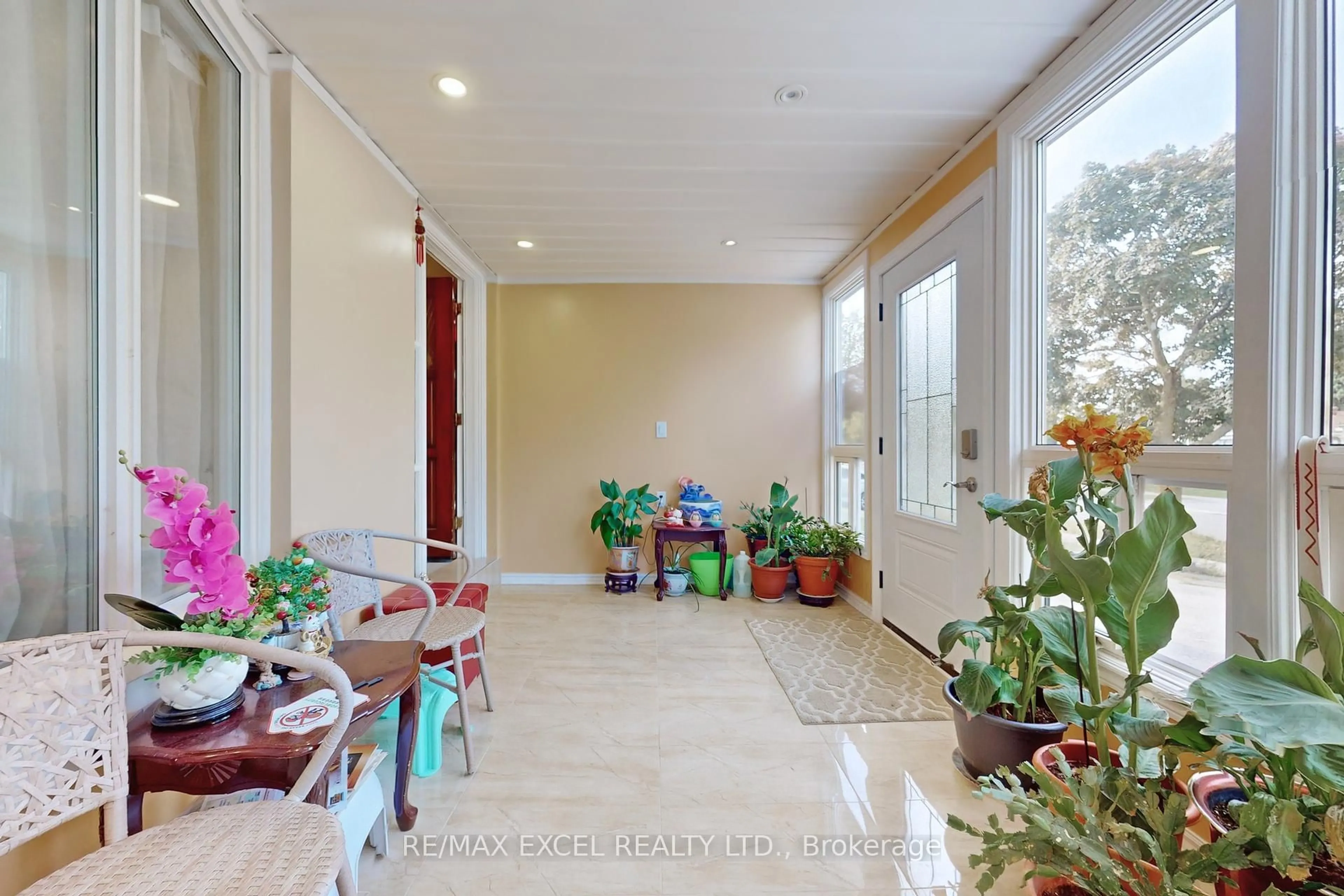 Indoor foyer for 43 Sonmore Dr, Toronto Ontario M1S 1X3