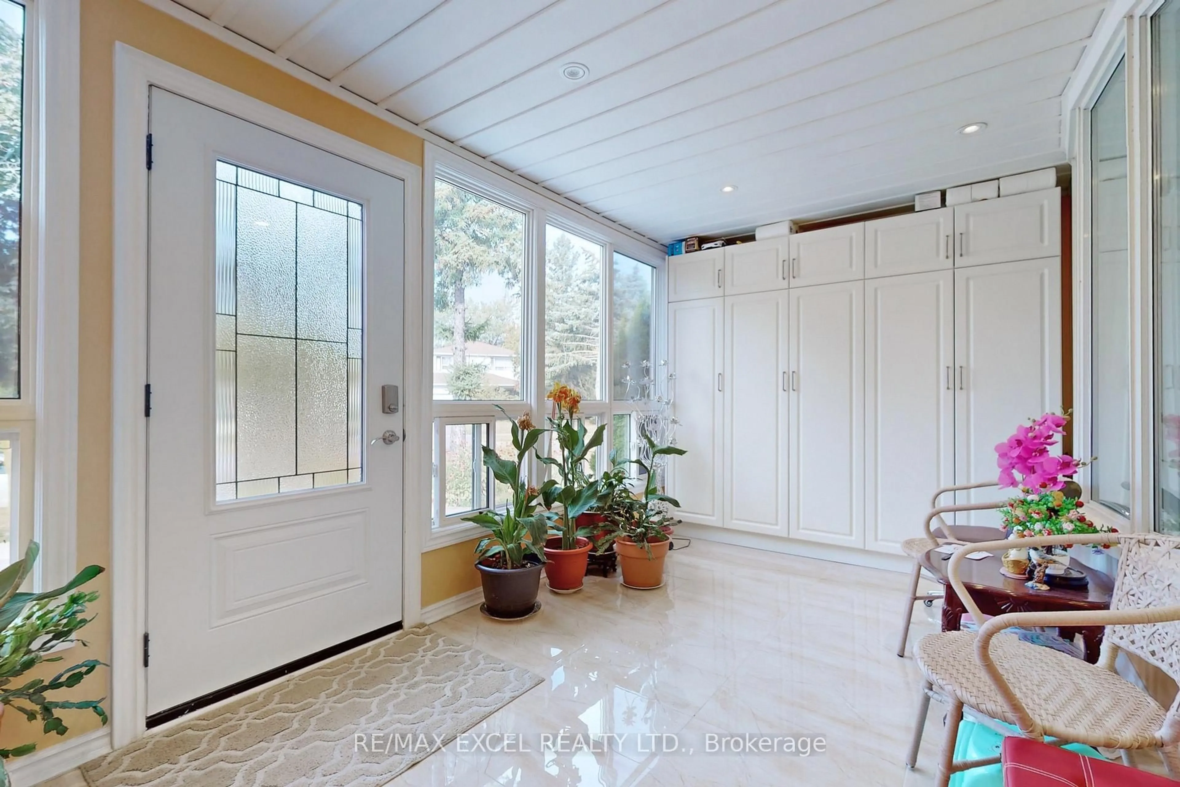 Indoor entryway for 43 Sonmore Dr, Toronto Ontario M1S 1X3