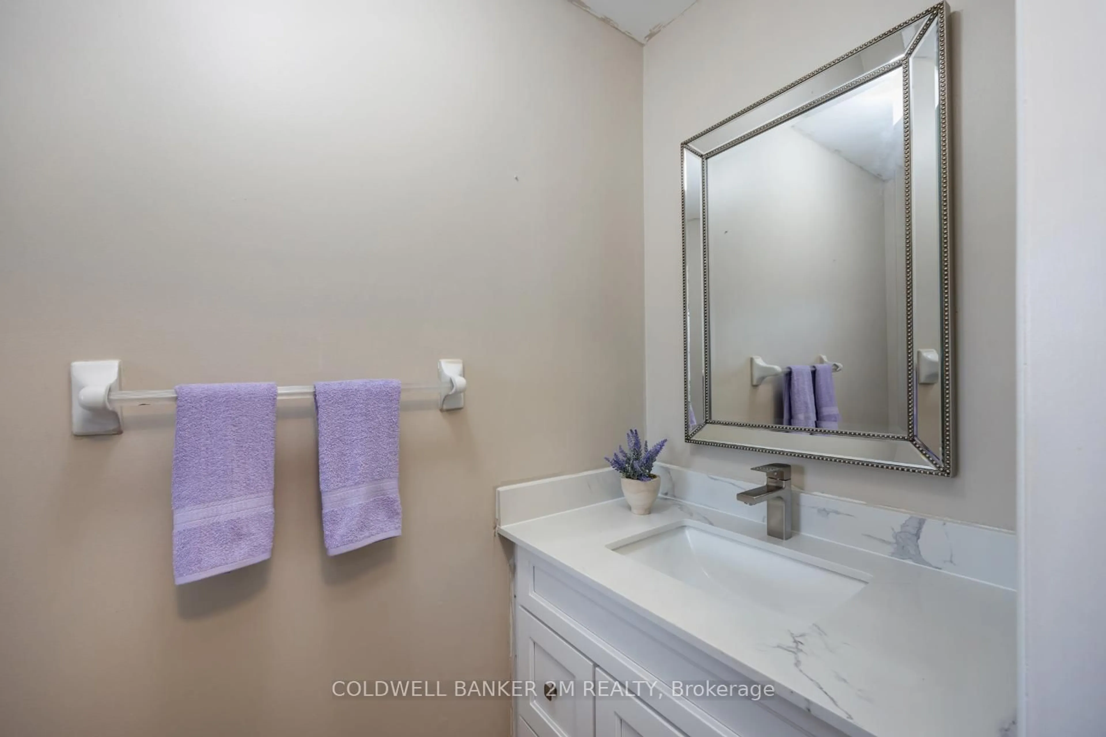 Standard bathroom, ceramic/tile floor for 1220 Margate Dr, Oshawa Ontario L1K 2V5