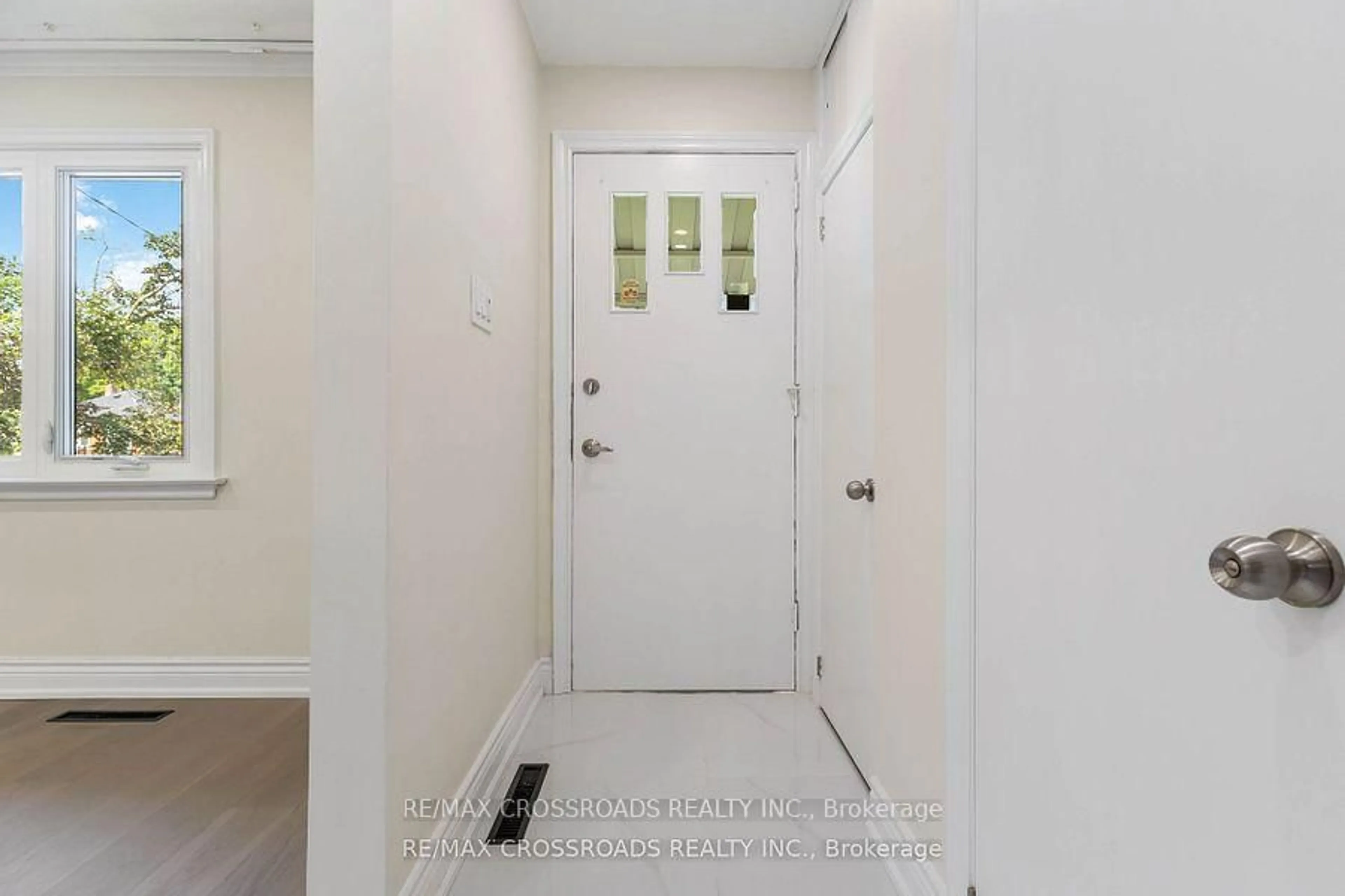 Indoor entryway for 58 Greylawn Cres, Toronto Ontario M1R 2V6