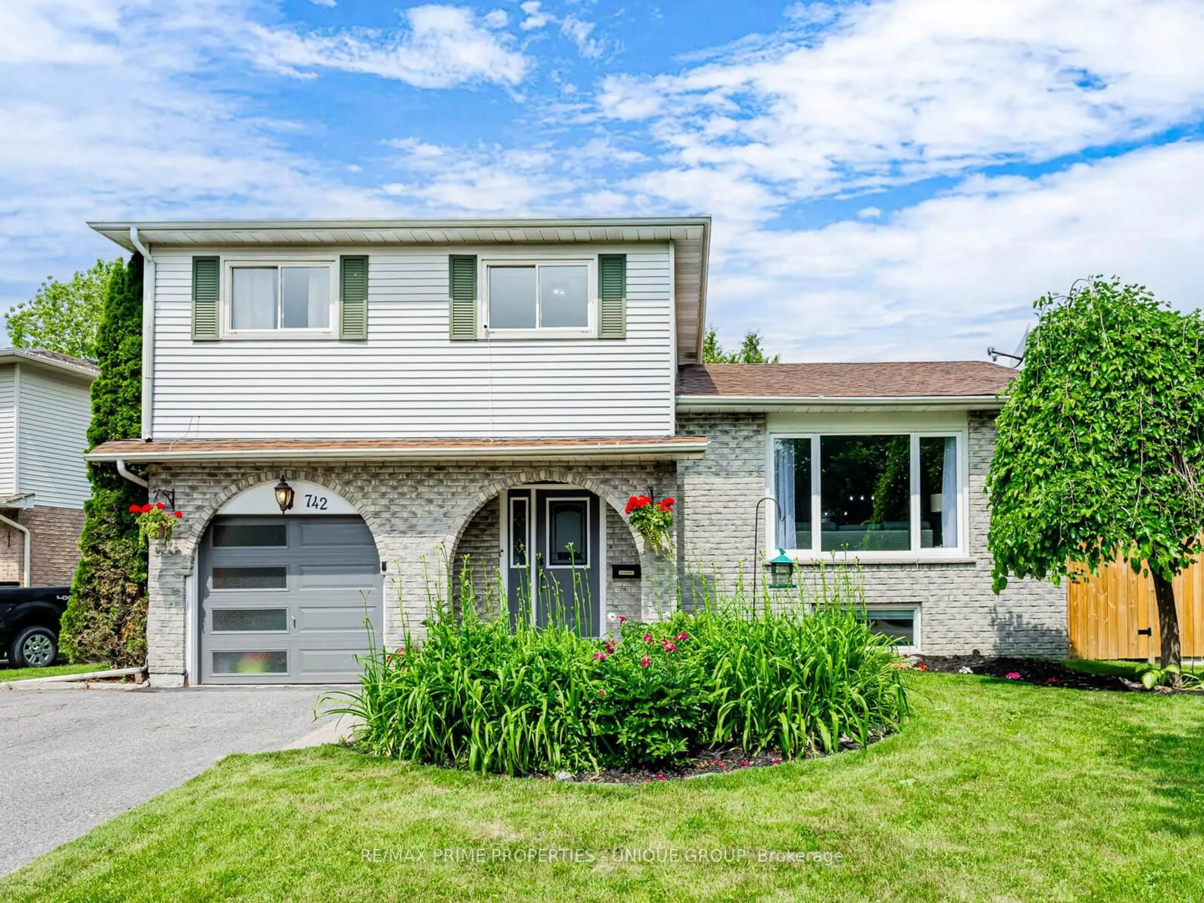 Home with vinyl exterior material, street for 742 Greenbriar Dr, Oshawa Ontario L1G 7J6
