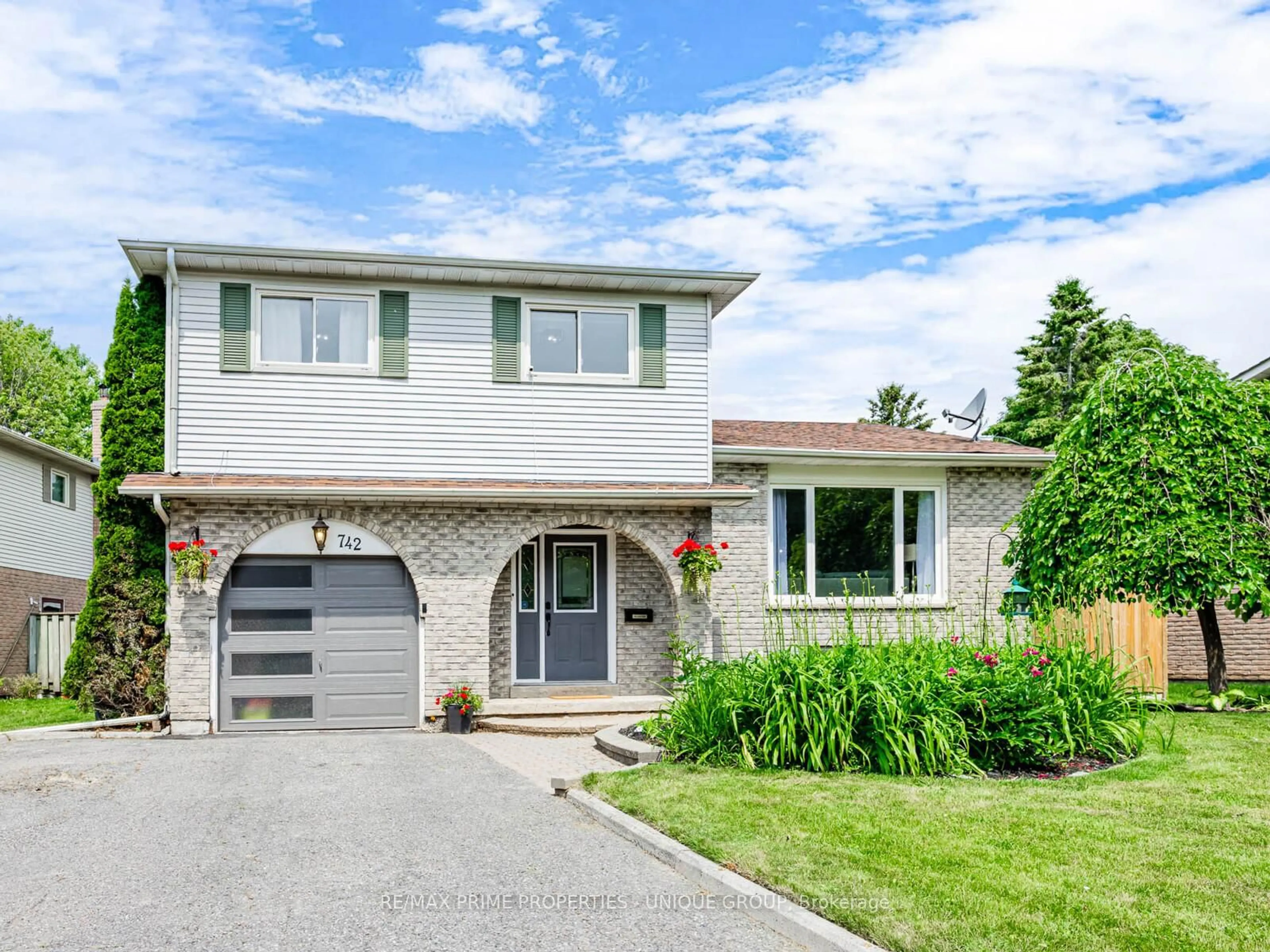 Home with vinyl exterior material, street for 742 Greenbriar Dr, Oshawa Ontario L1G 7J6