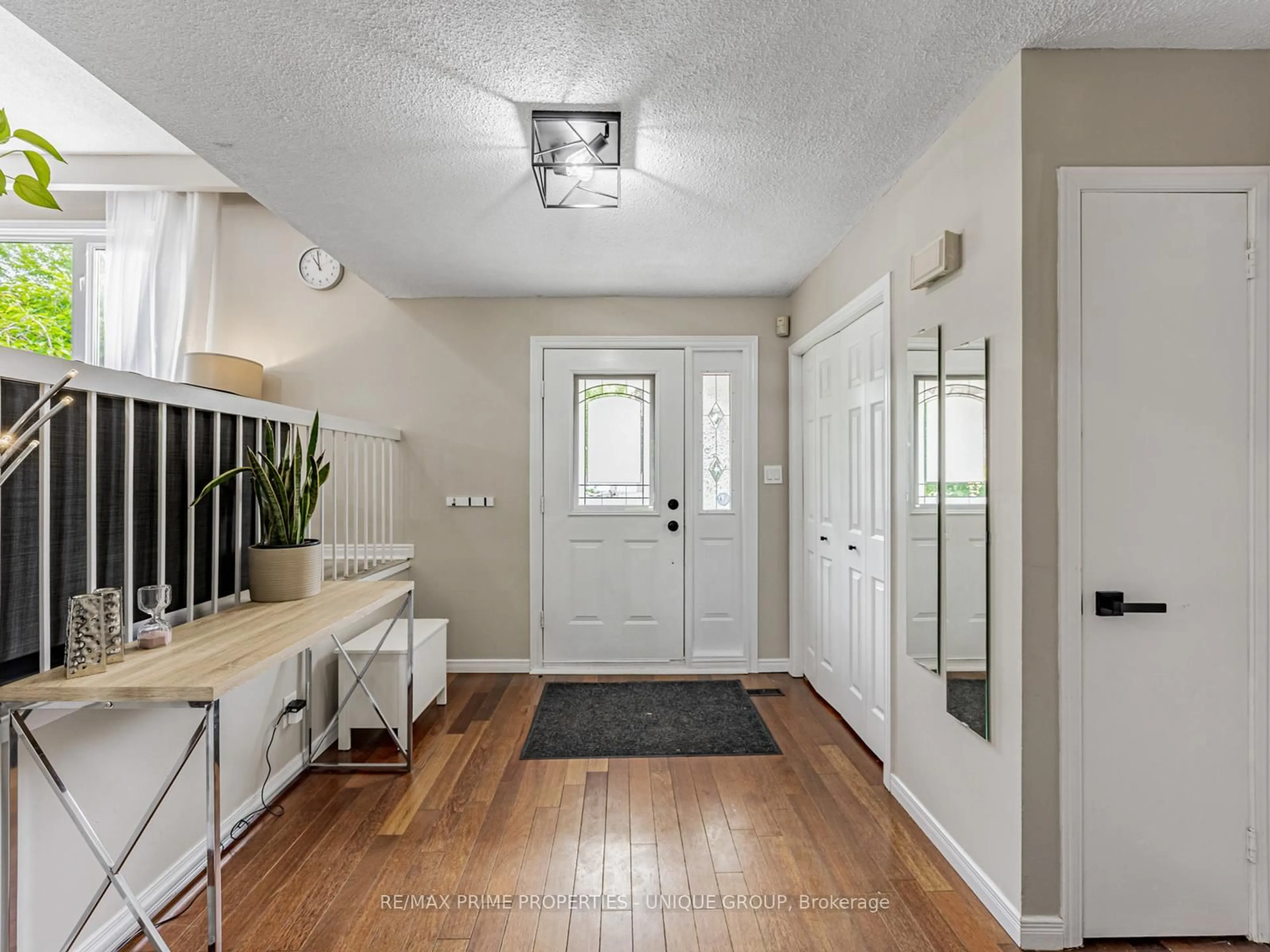 Indoor entryway for 742 Greenbriar Dr, Oshawa Ontario L1G 7J6
