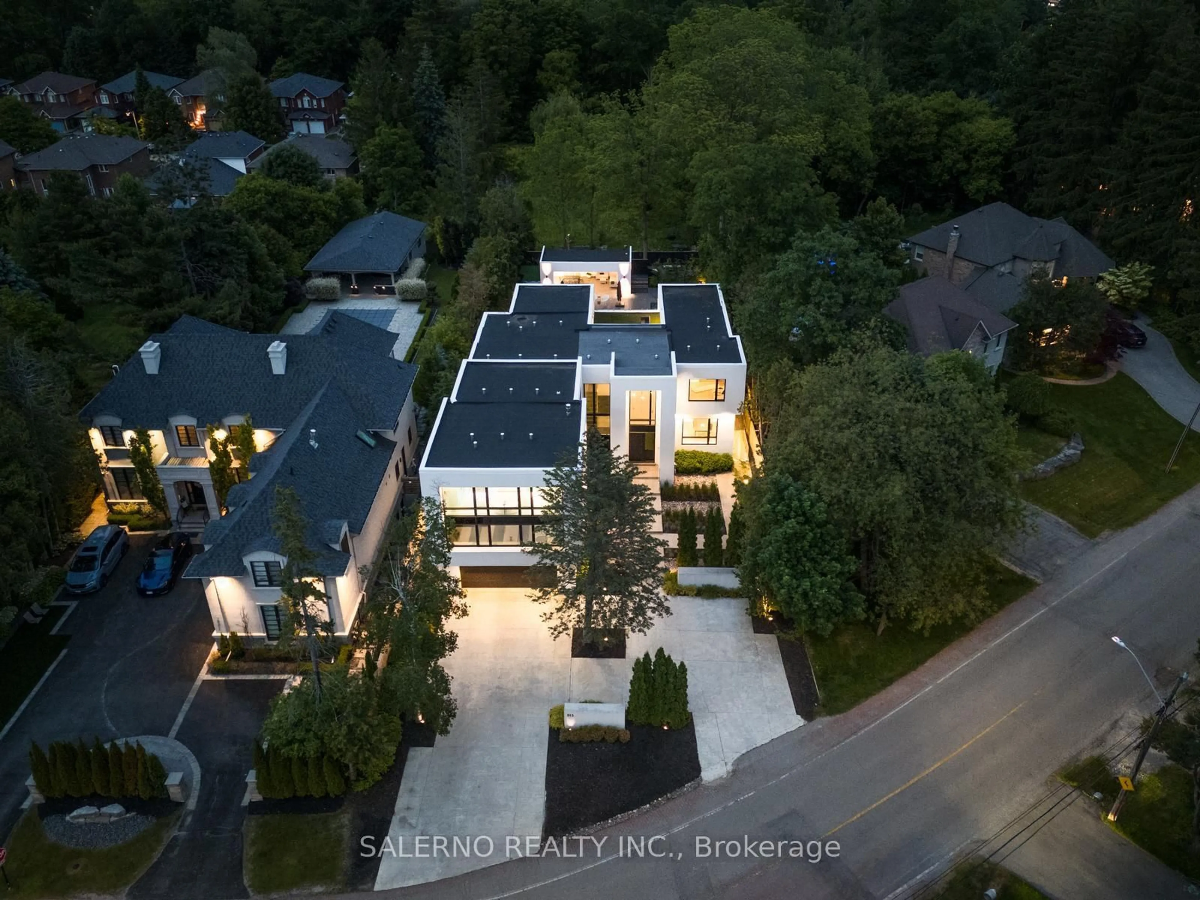 A pic from outside/outdoor area/front of a property/back of a property/a pic from drone, unknown for 513 Rougemount Dr, Pickering Ontario L1W 2B8