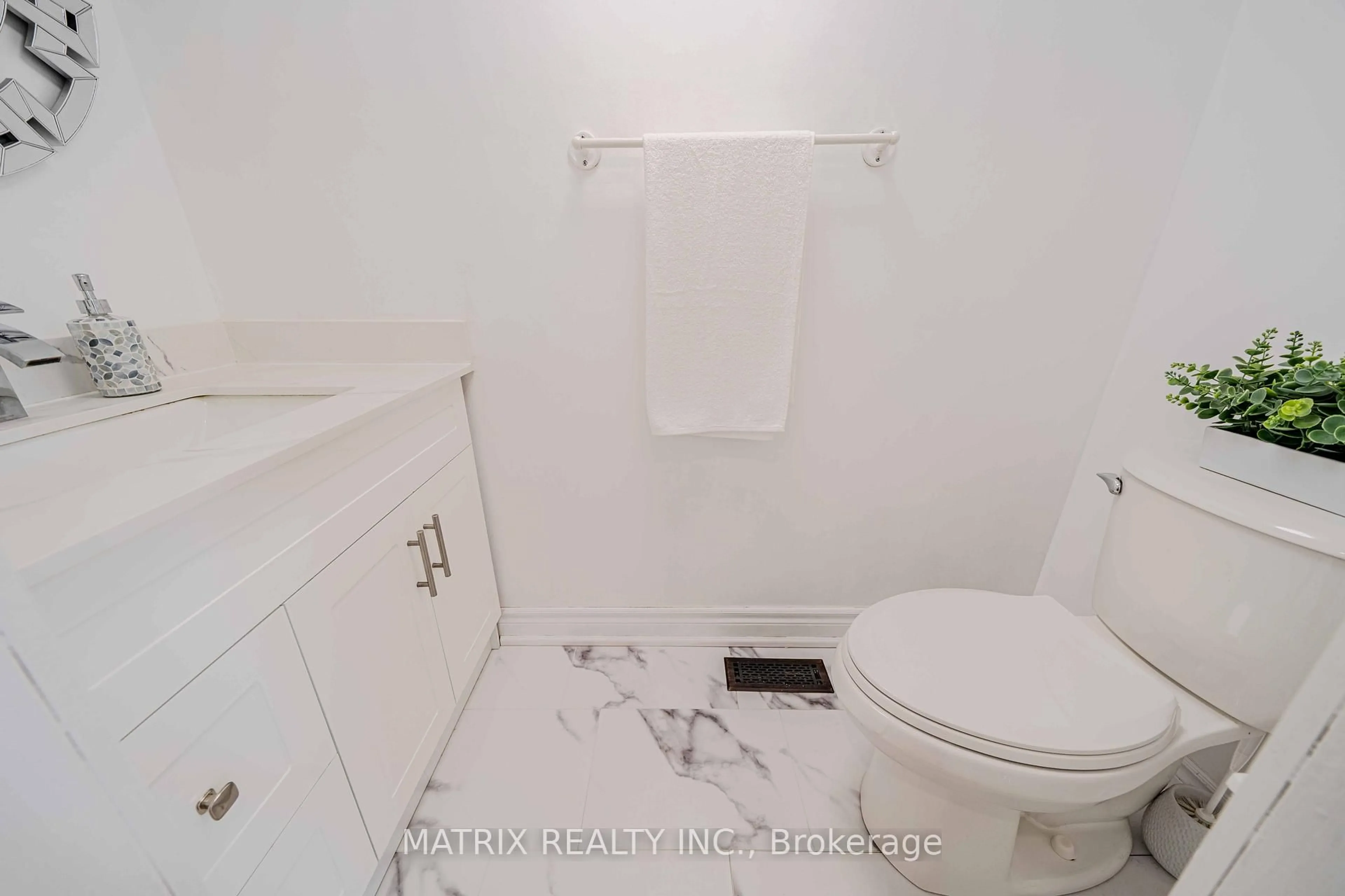 Standard bathroom, unknown for 2151 Denby Dr, Pickering Ontario L1X 1Z4